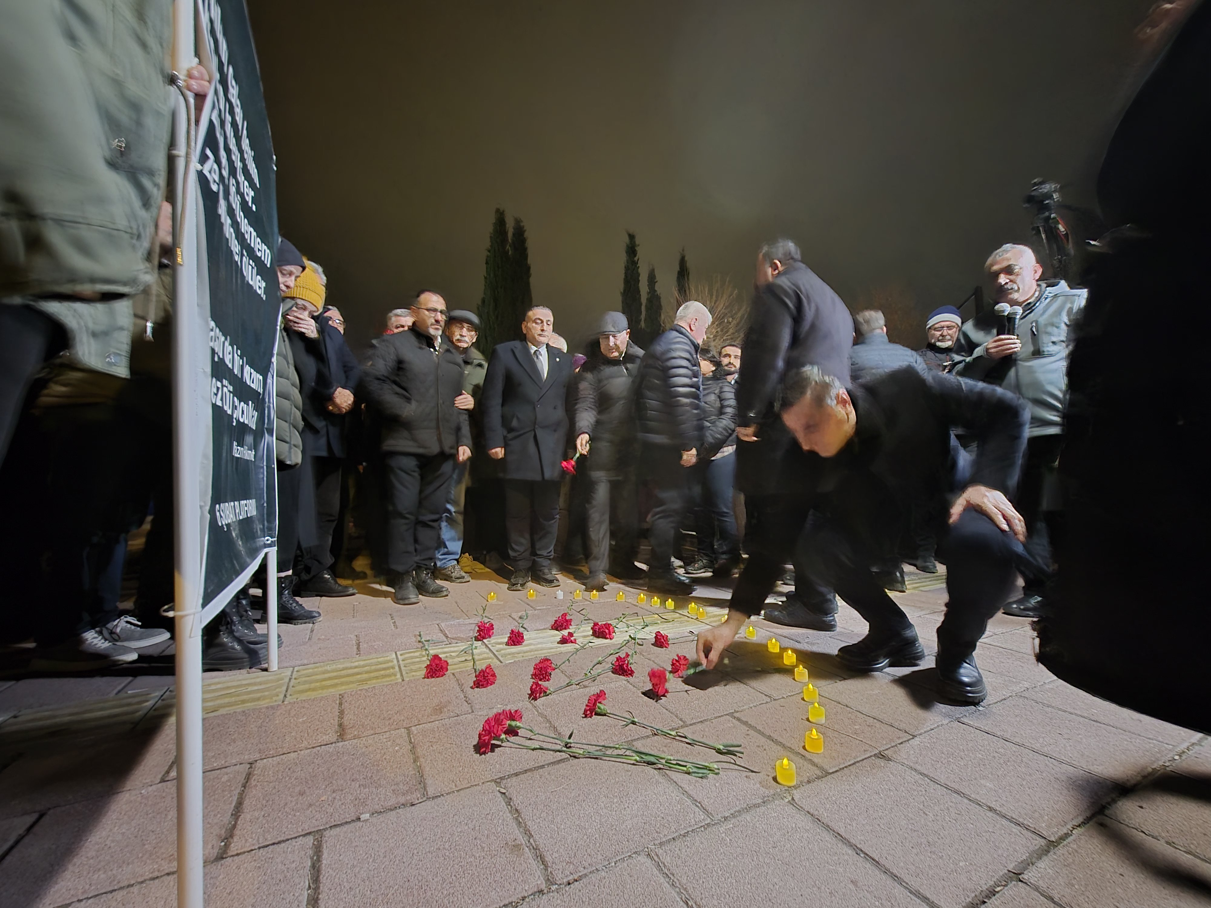 Malatya deprem anması karanfil bırakma