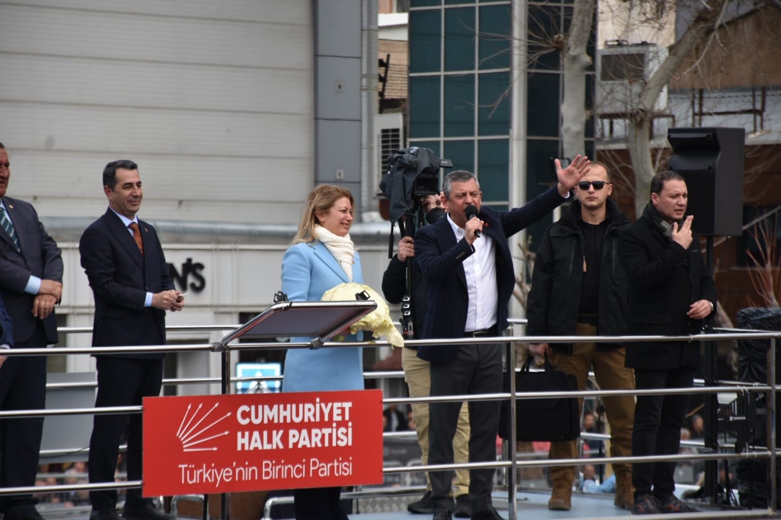 Özgür Özel ve CHP