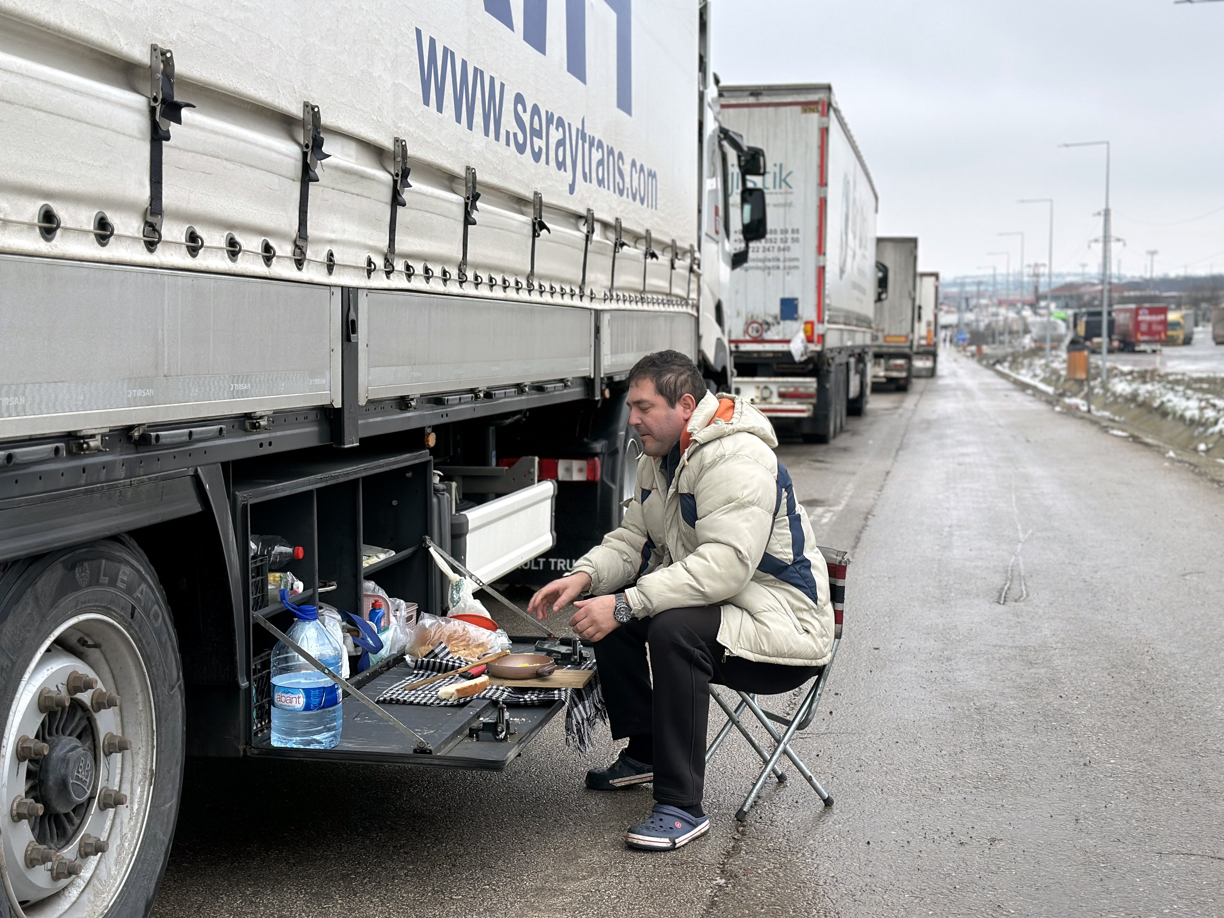 Uzun TIR kuyruğu havadan görünüm