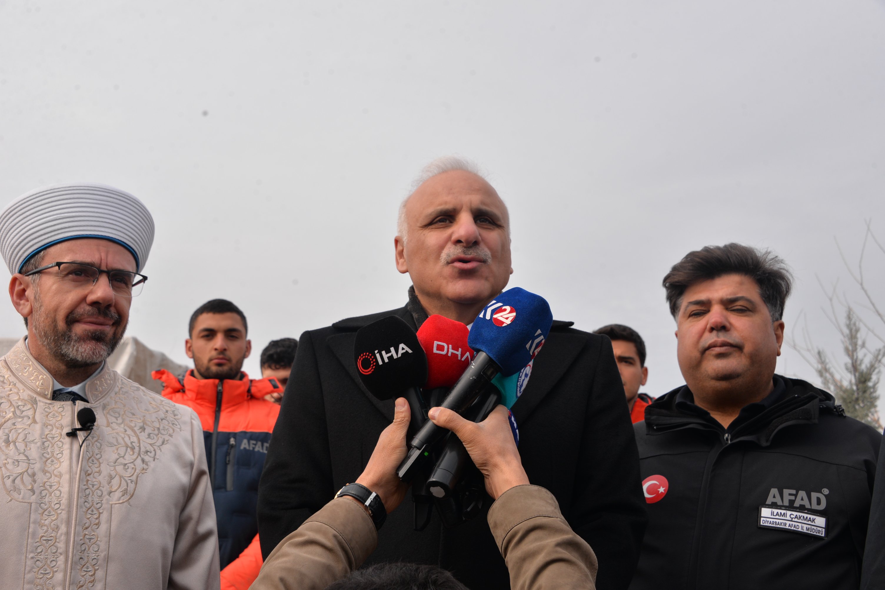 Deprem şehitleri için dua ediliyor