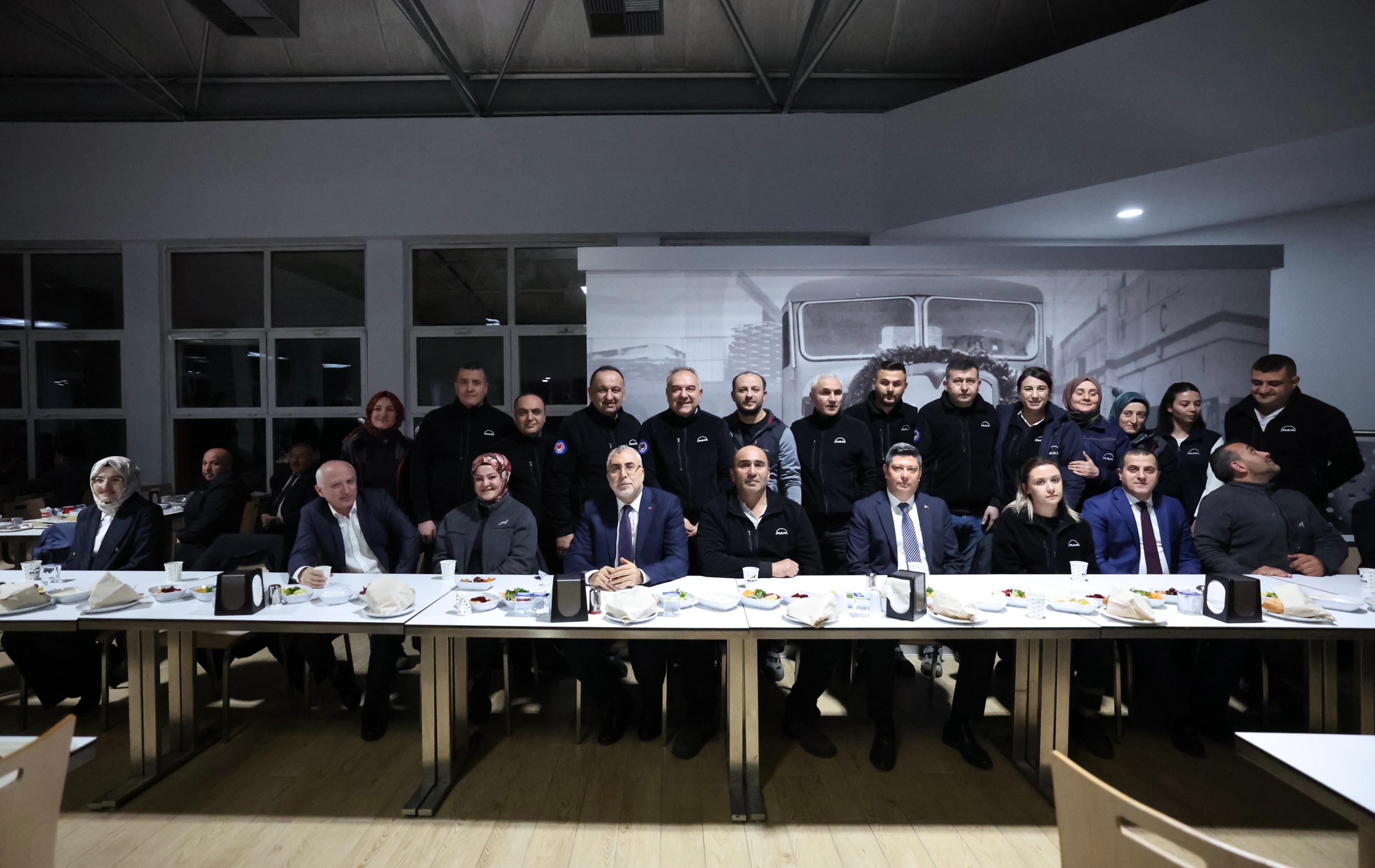 Bakan Vedat Işıkhan İşçilerle İftar