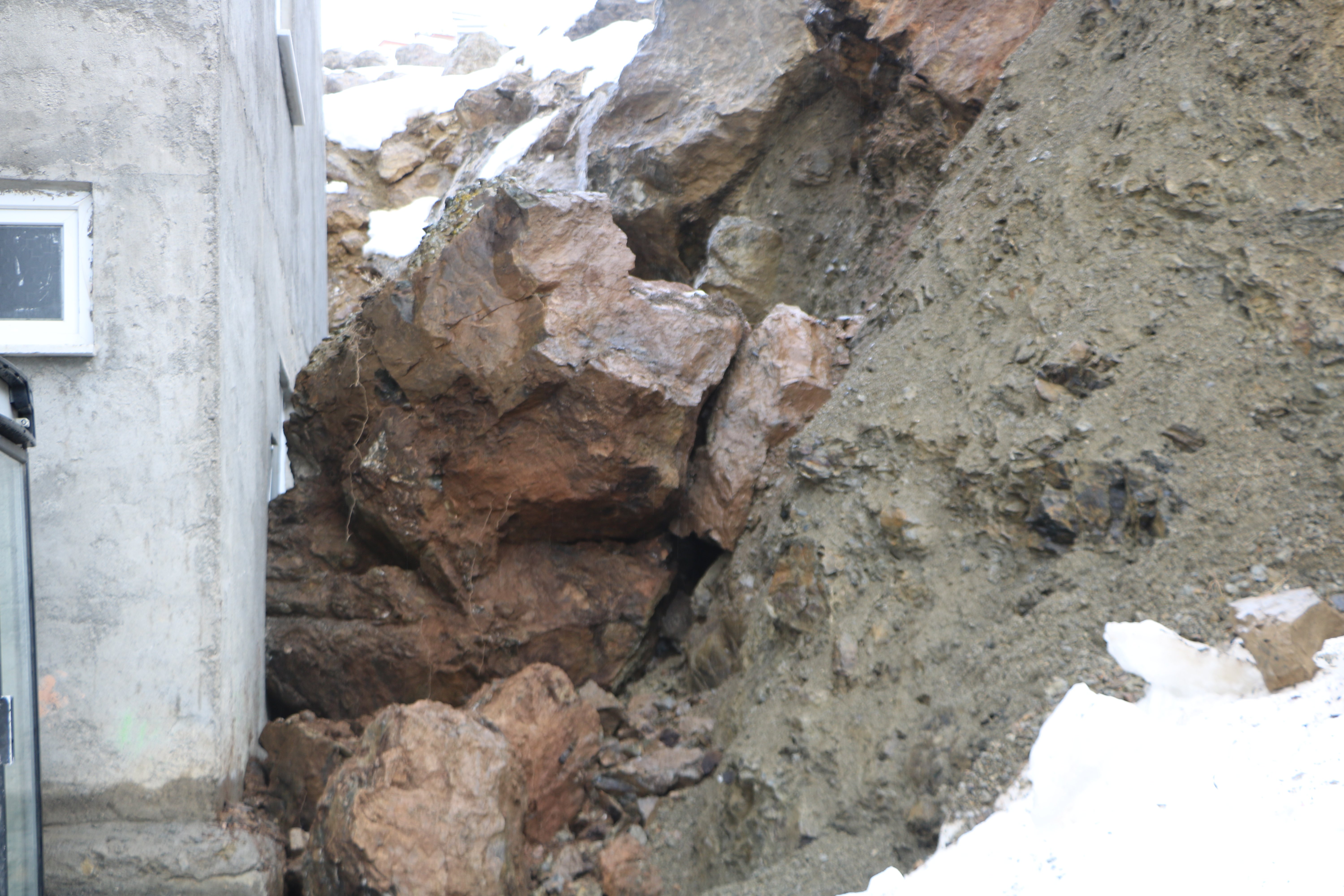 AFAD ekipleri Hakkari kaya düşmesi