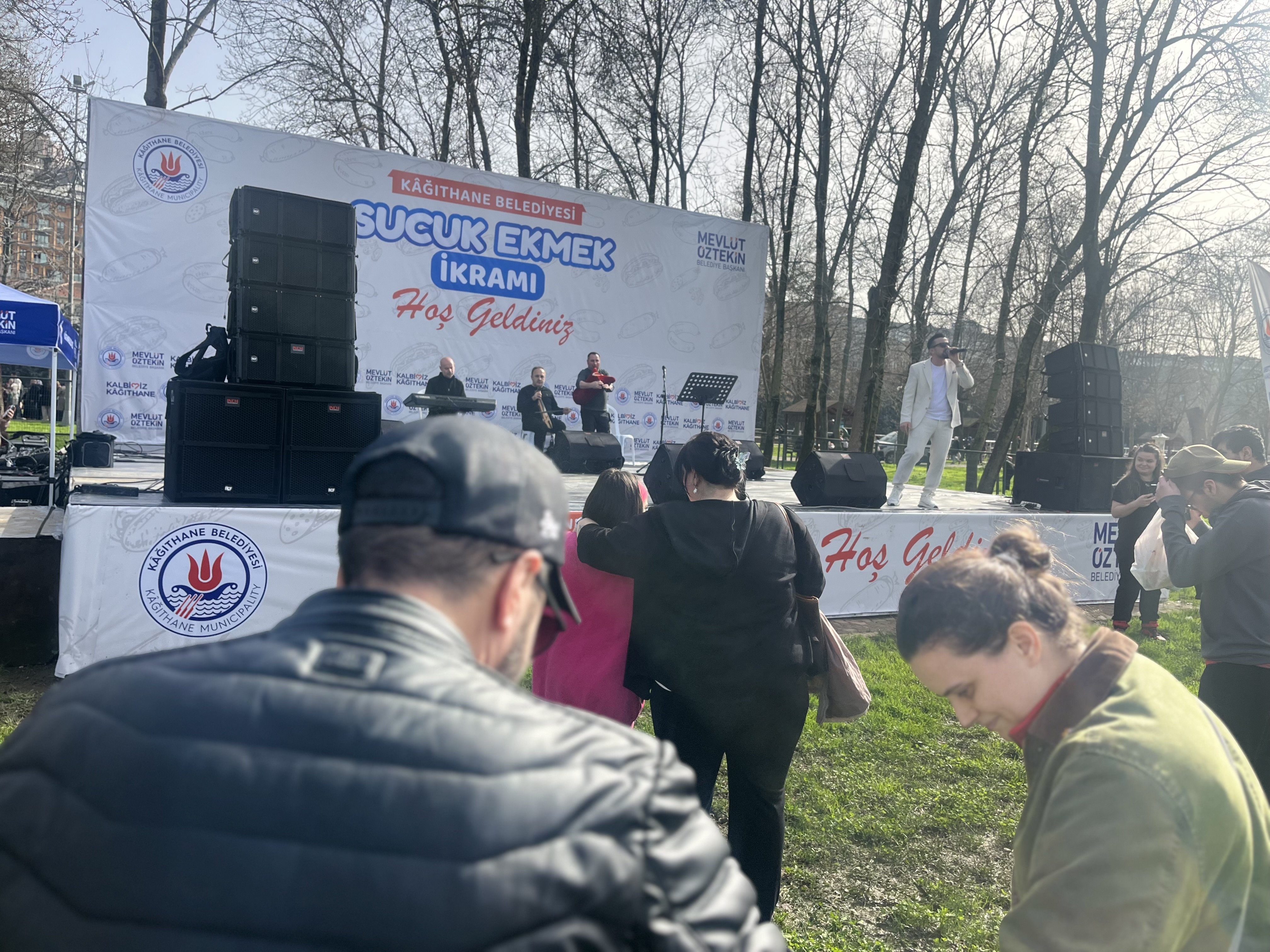 Kağıthane Sucuk Ekmek İkramı Vatandaşlar