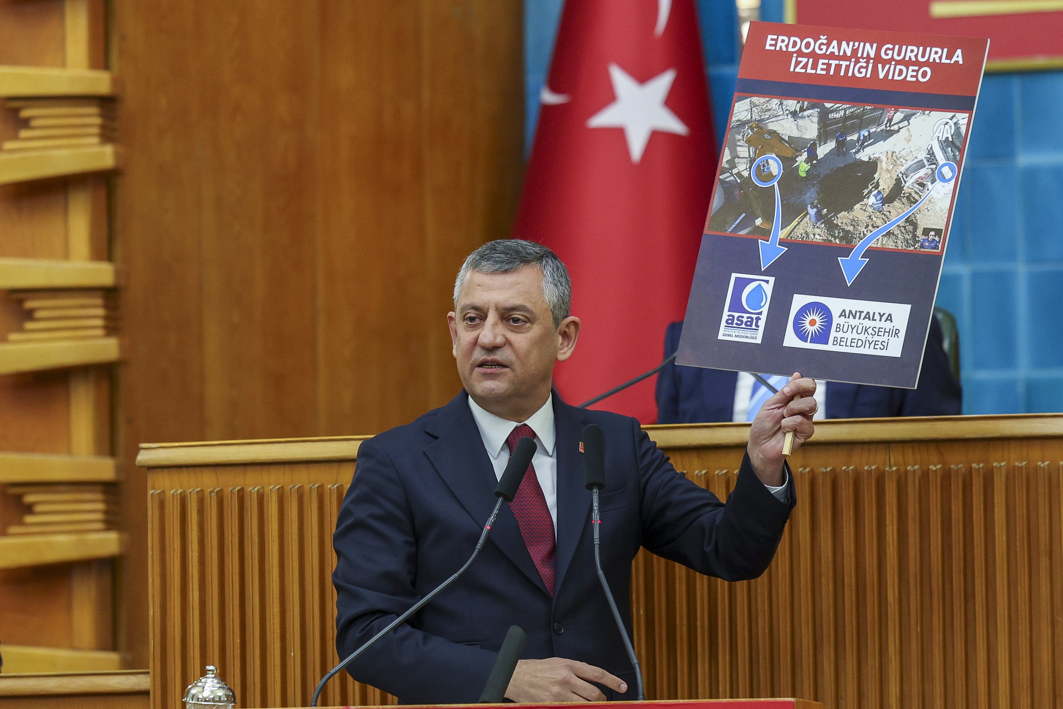 Özgür Özel konuşma yapıyor