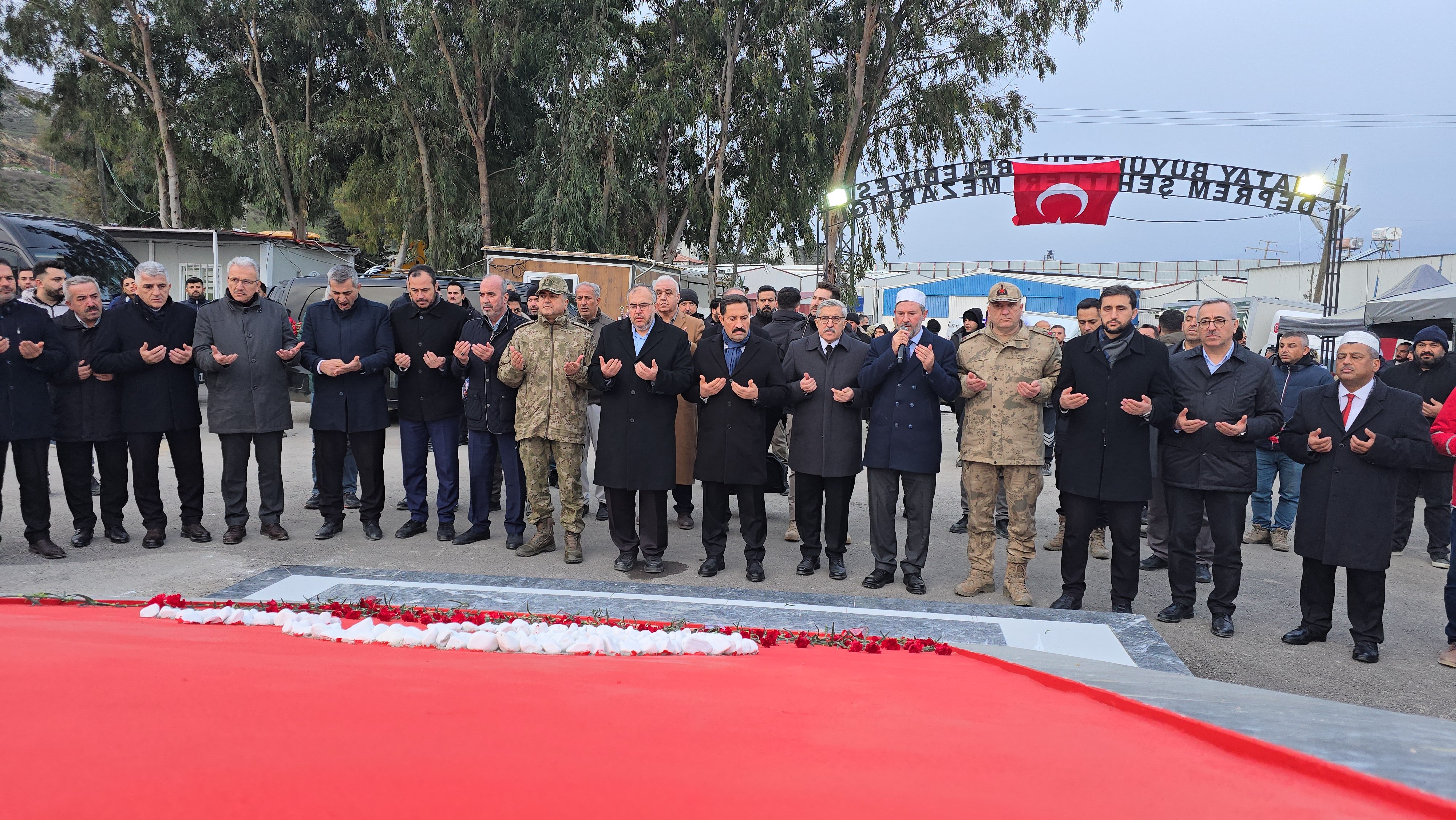 Depremde Kaybedilenler İçin Dualar