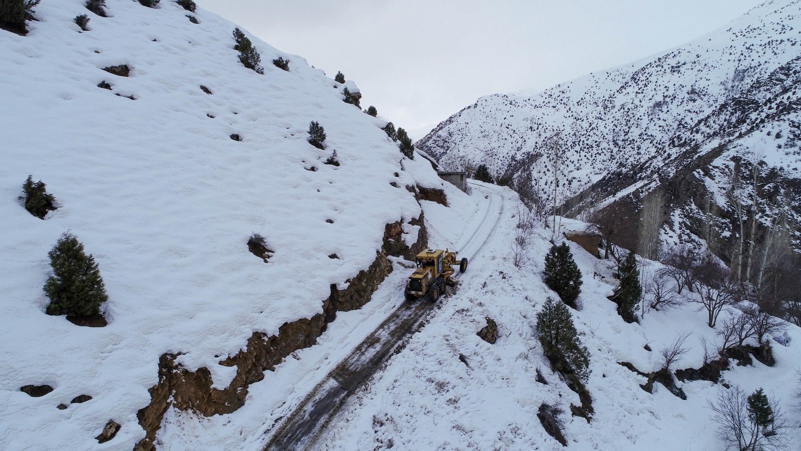 Kar temizleme ekipleri çalışıyor