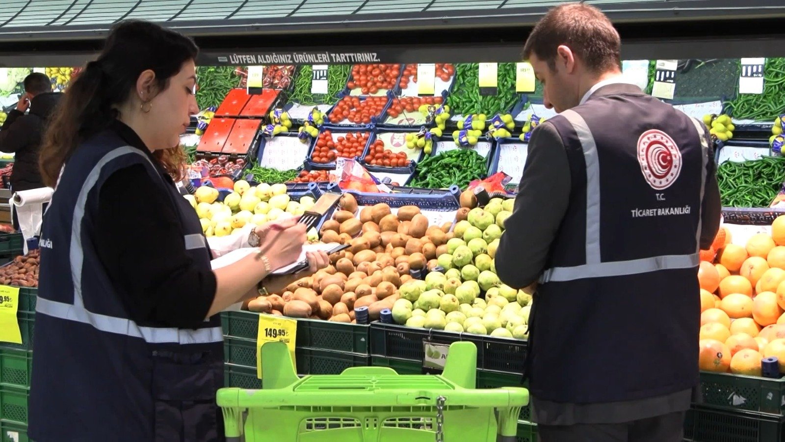 Ticaret Bakanlığı Denetim Ekibi Market Raflarını Kontrol Ediyor