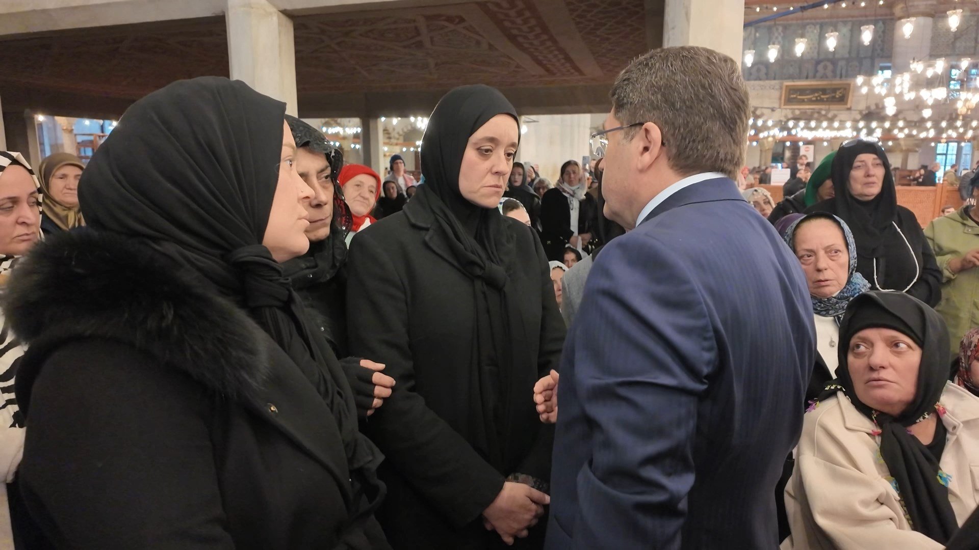 Yasemin Minguzzi konuşma yapıyor