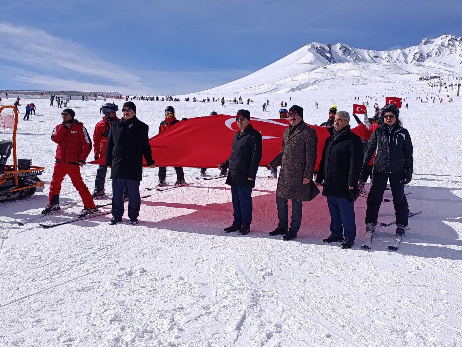 Projeye katılan çocuklar ve yetkililer