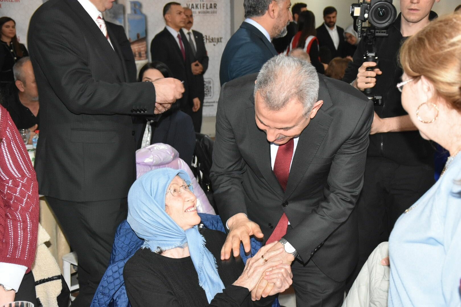 İzmir Valisi Süleyman Elban konuşma yapıyor