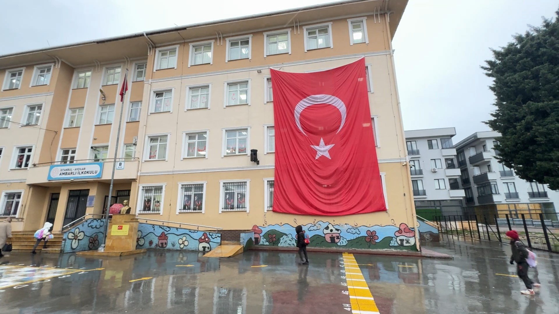 Öğrenciler Bayrak Belgeseli İzliyor