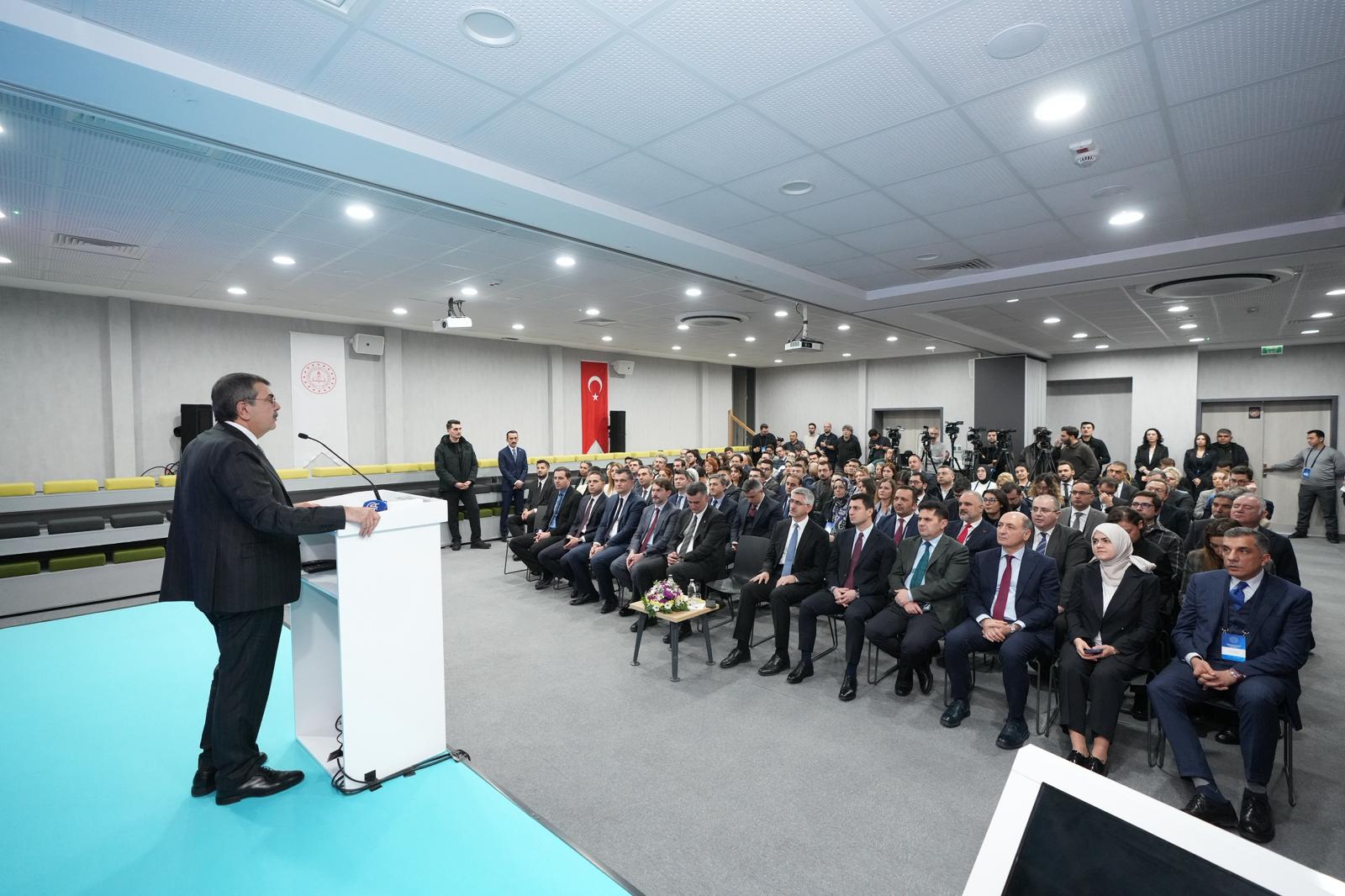 Bakan Tekin konuşma yapıyor