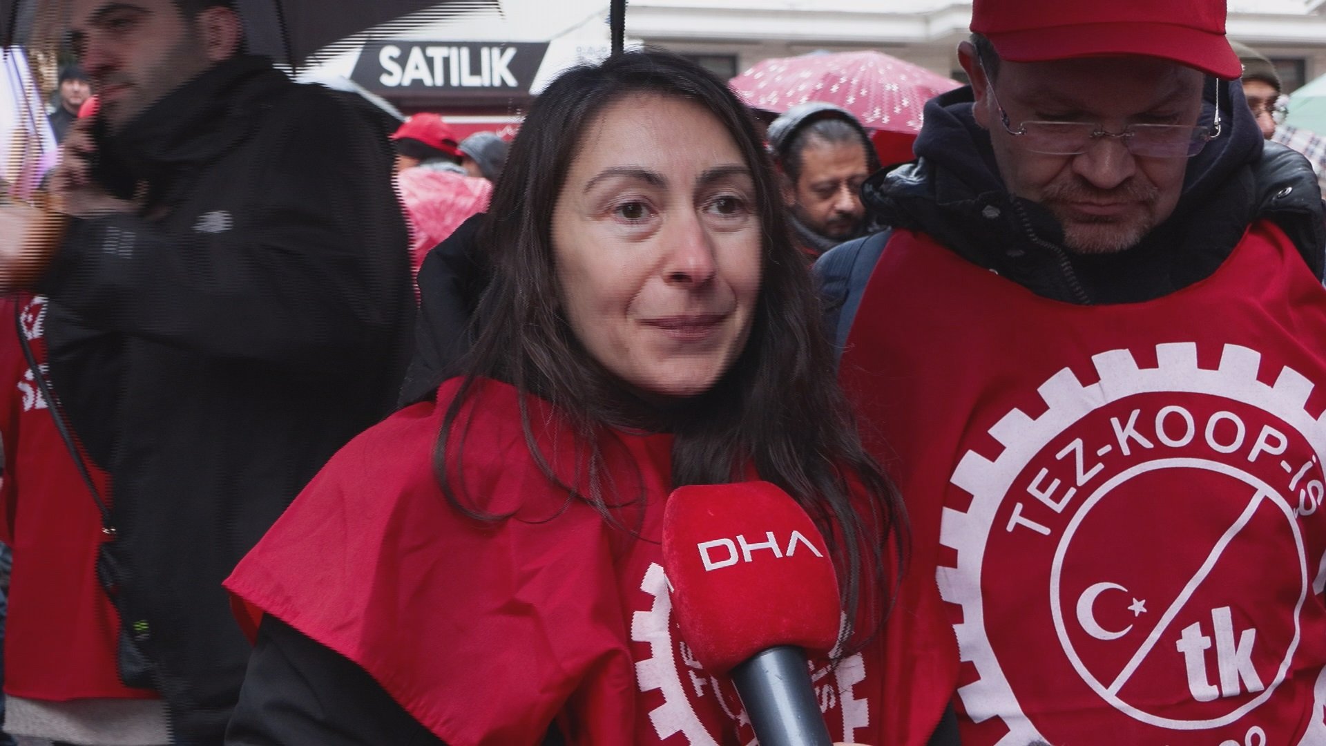 Öğretmenler okul önünde nöbet tutuyor