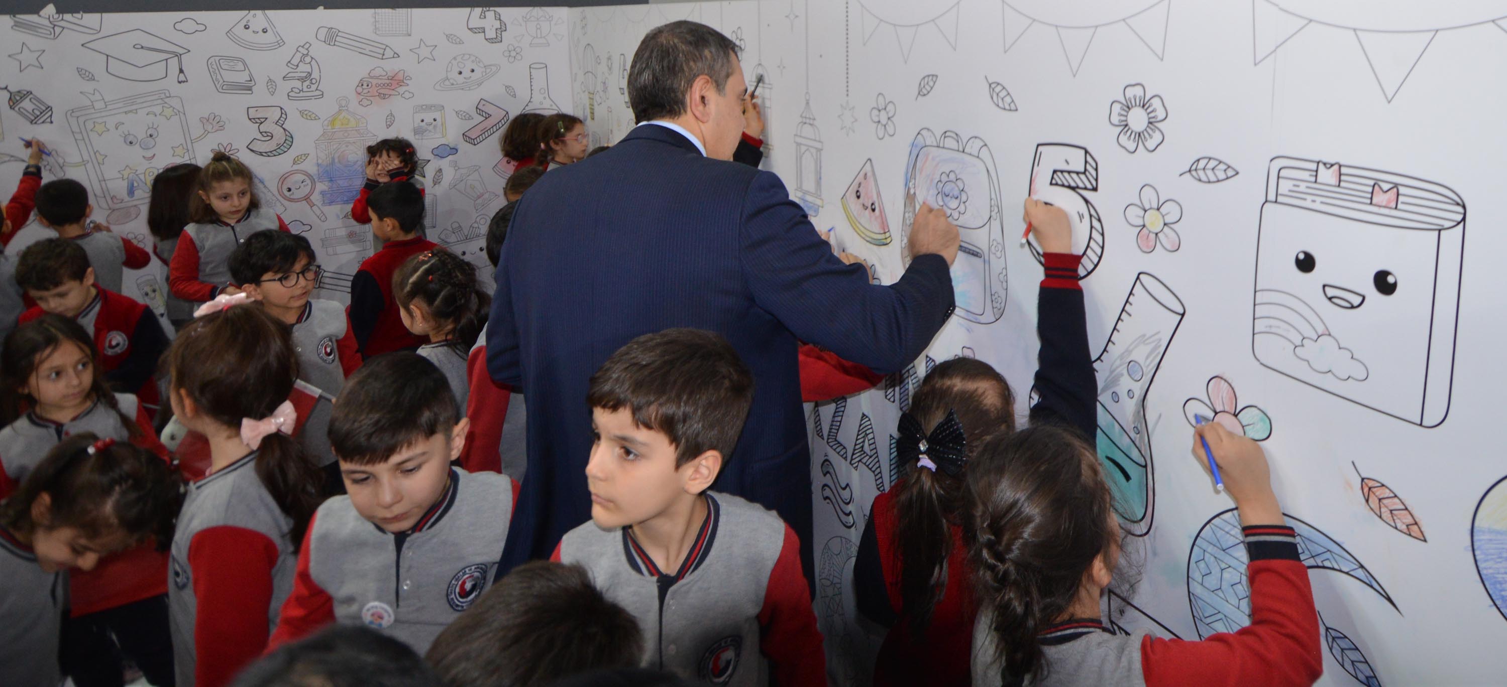 Bakan Tekin öğrencilerle atölye çalışması