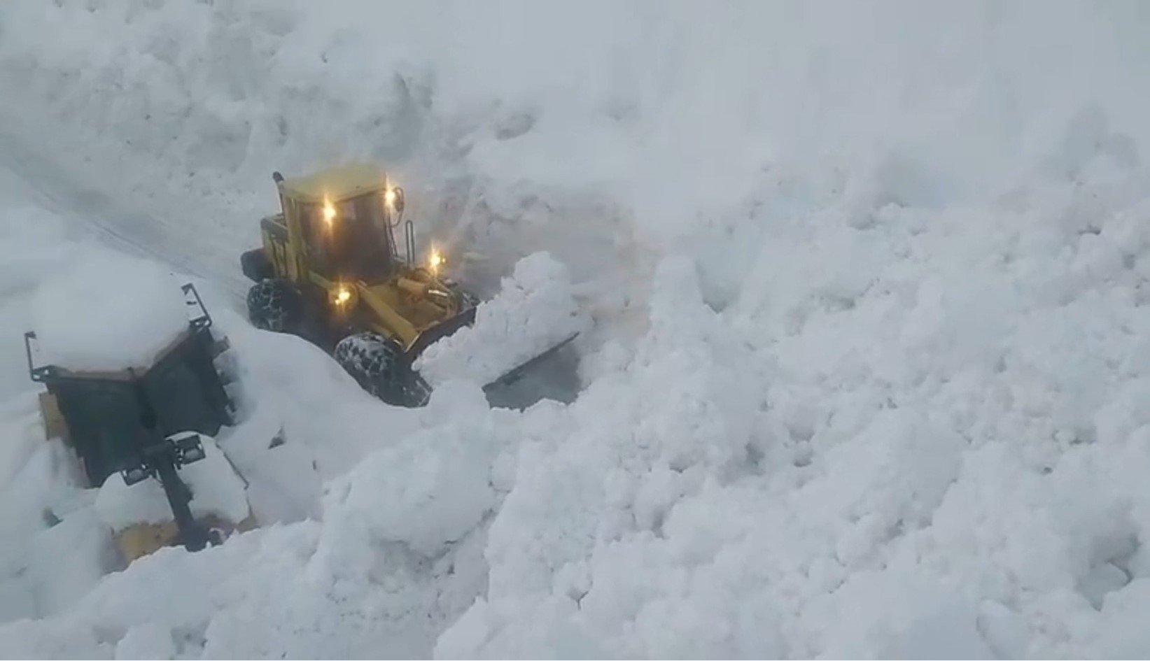 Beytüşşebap çığ köy yolu kapandı