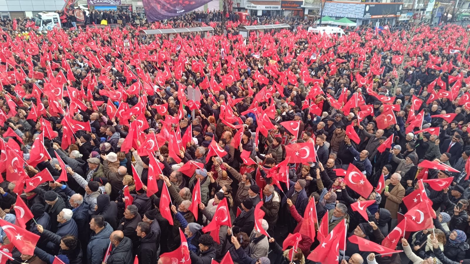 Özgür Özel Kalabalığa Hitap Ediyor