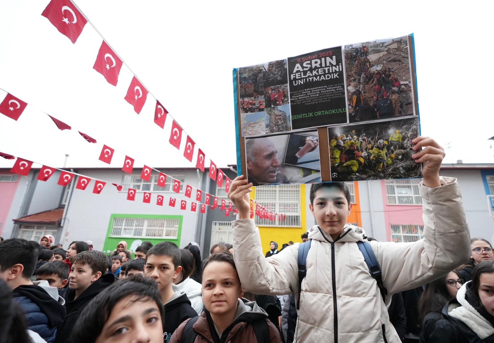 Öğrenciler Saygı Duruşunda