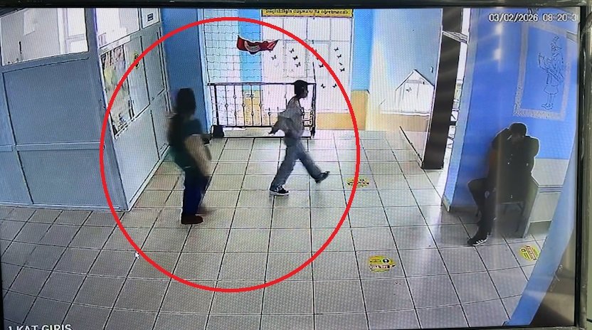 Türk bayrağı okul koridorunda