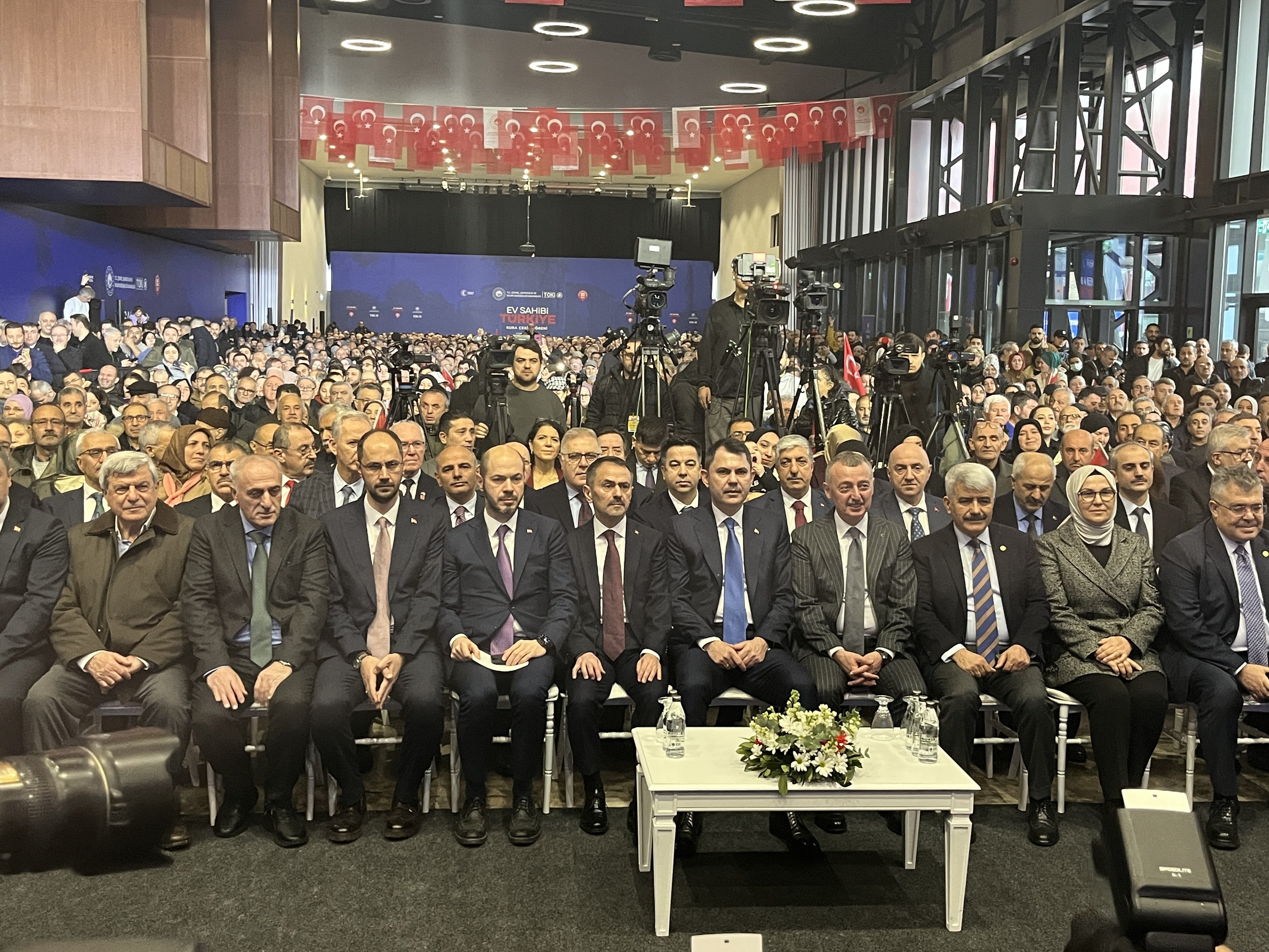 Bakan Murat Kurum konuşma yapıyor