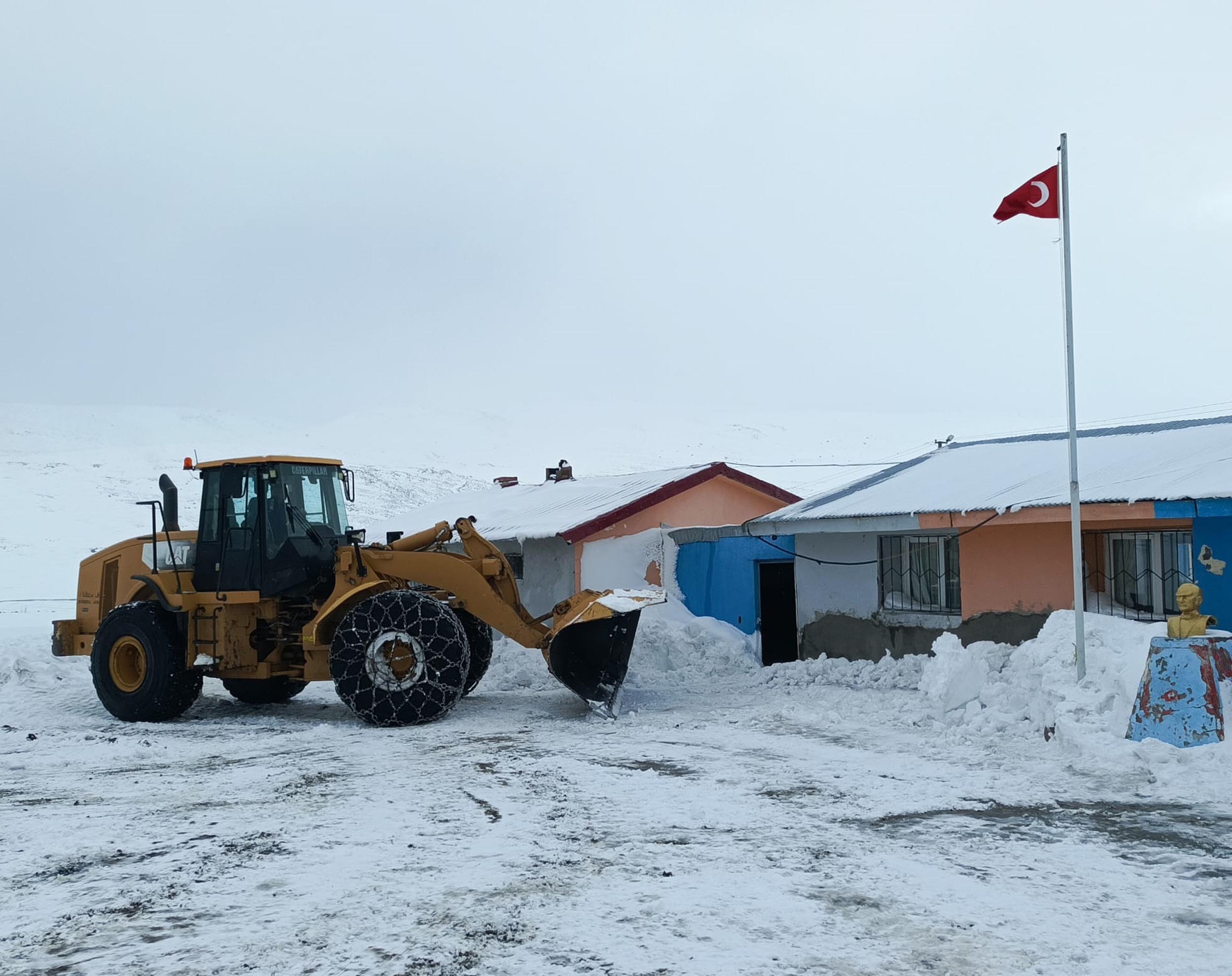 Iğdır kar fırtınası köy yolu kapandı