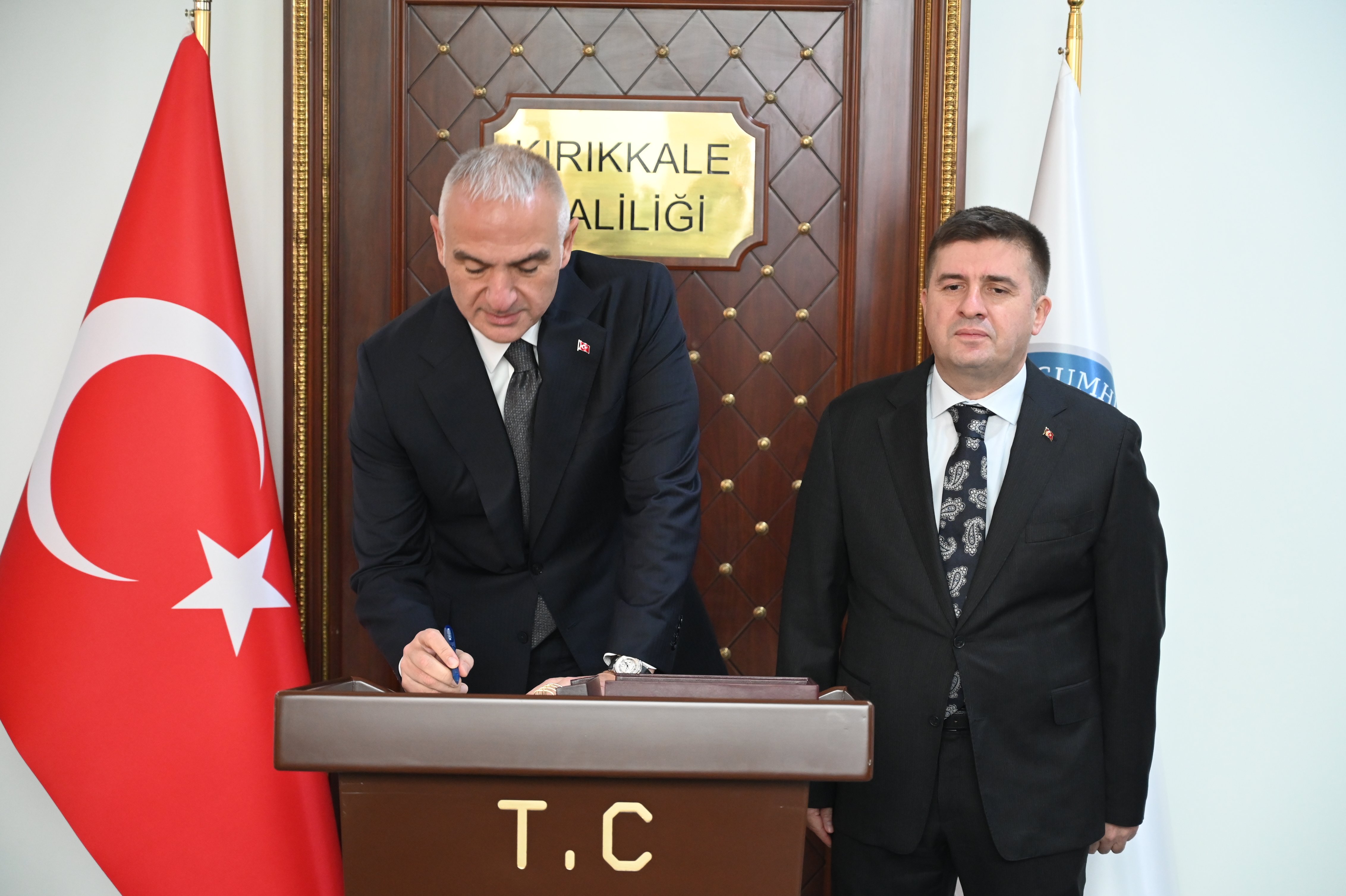 Bakan Ersoy AK Parti teşkilatıyla