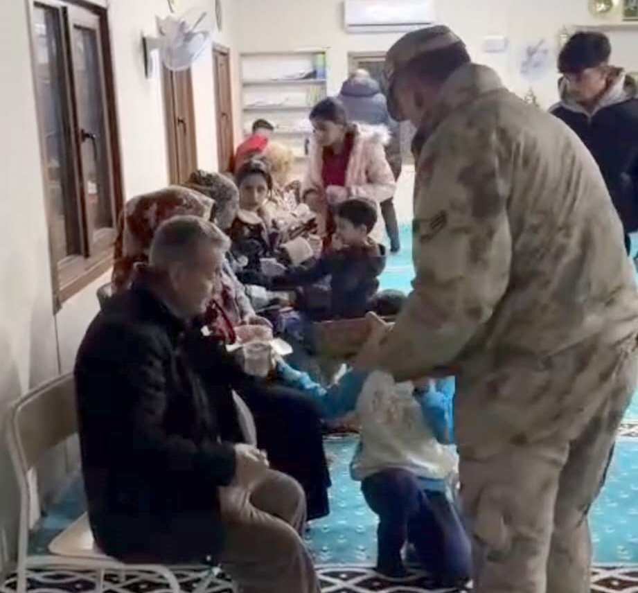 İslahiye Kaymakamı Mehmet Soylu konteyner kentte inceleme yapıyor