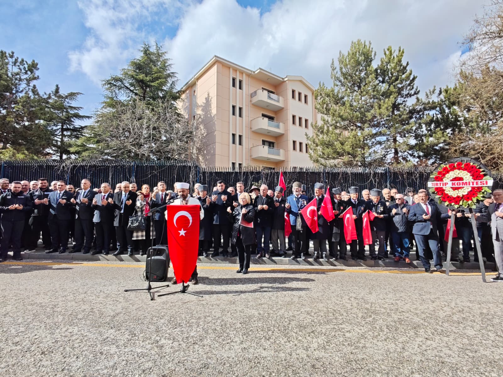 Merasim Sokak şehitleri için çelenk bırakılması