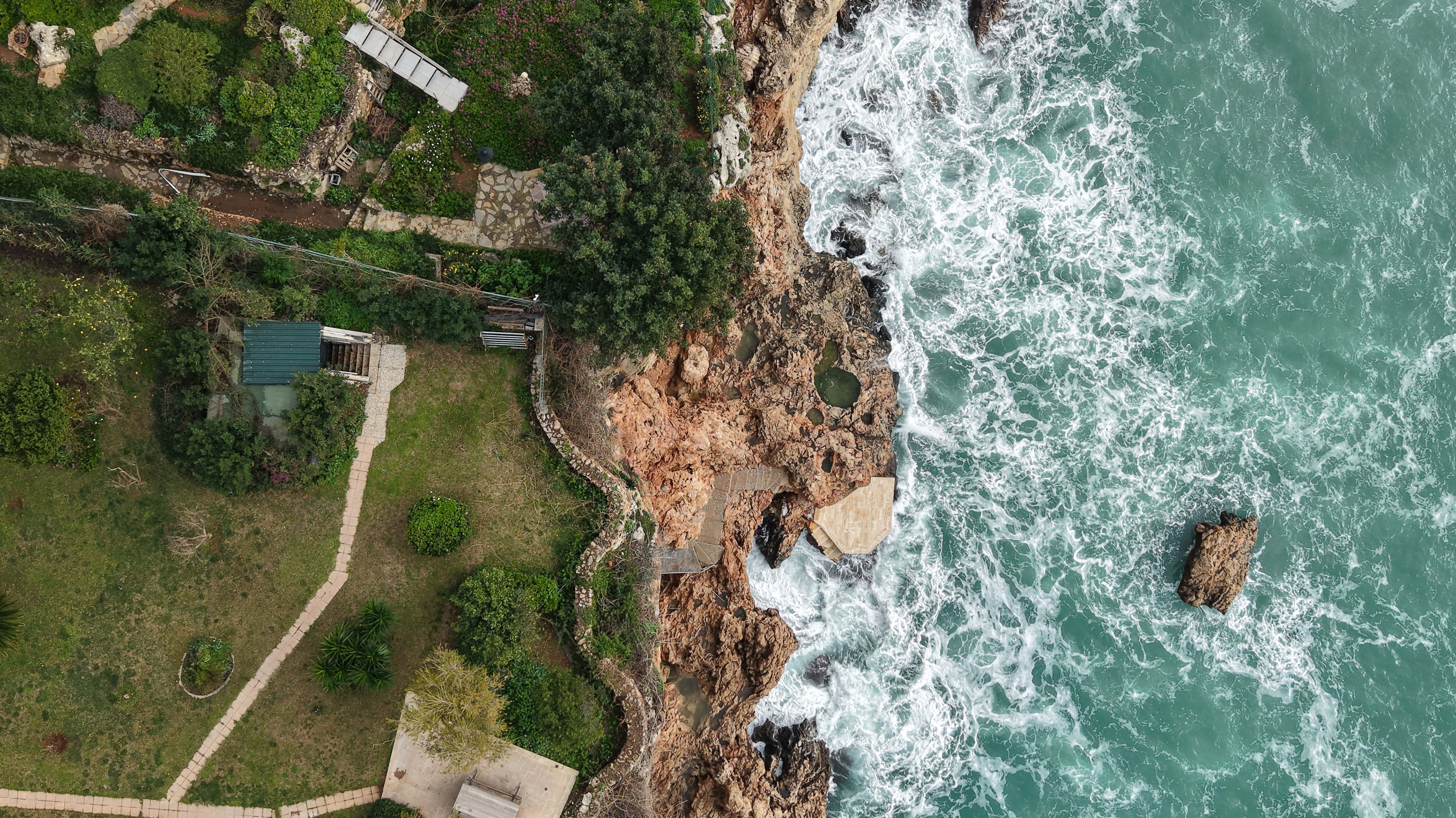 Falezlerde Kaçak Yapı