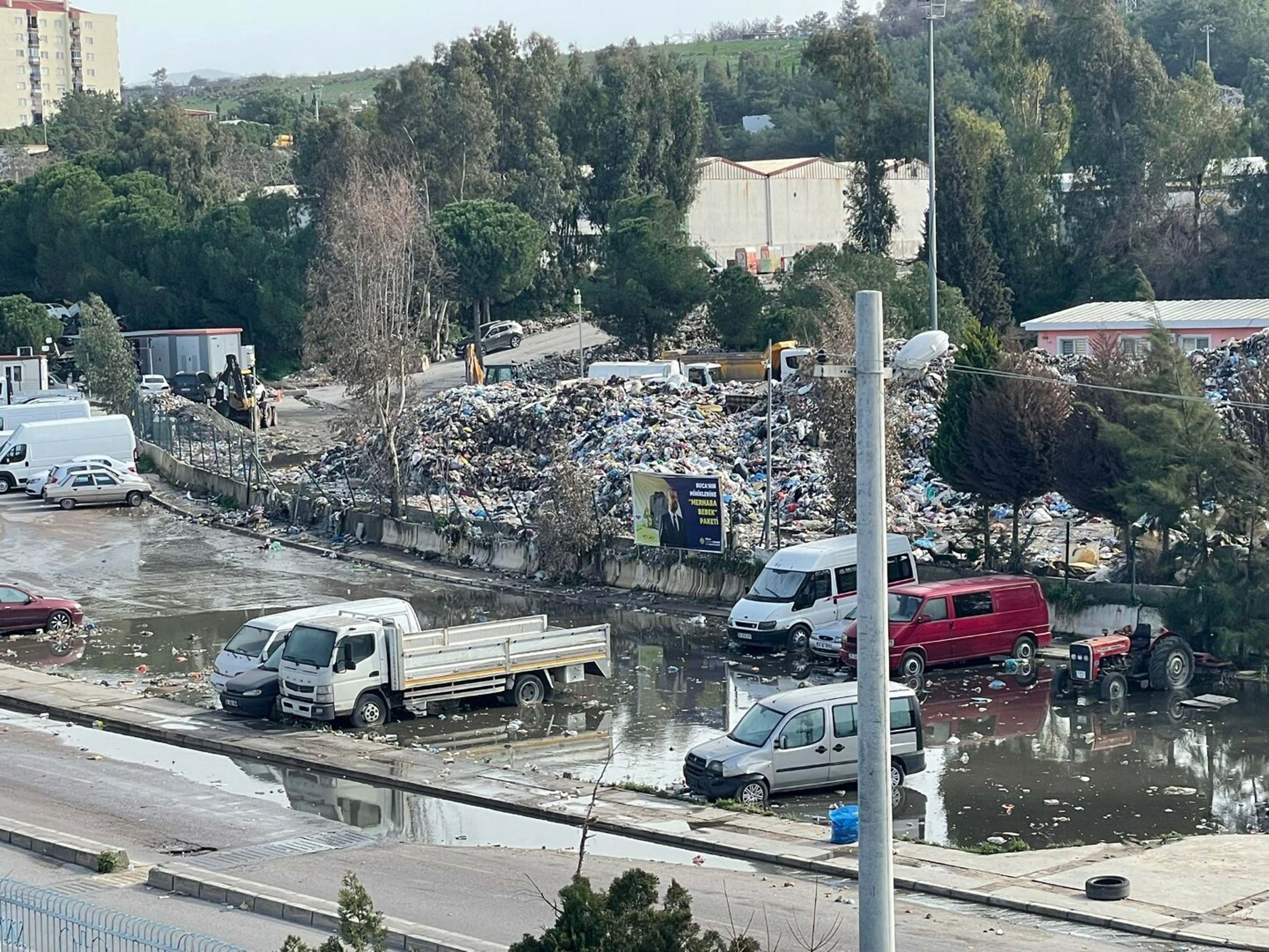 Buca çöp taşkını sokak görüntüsü