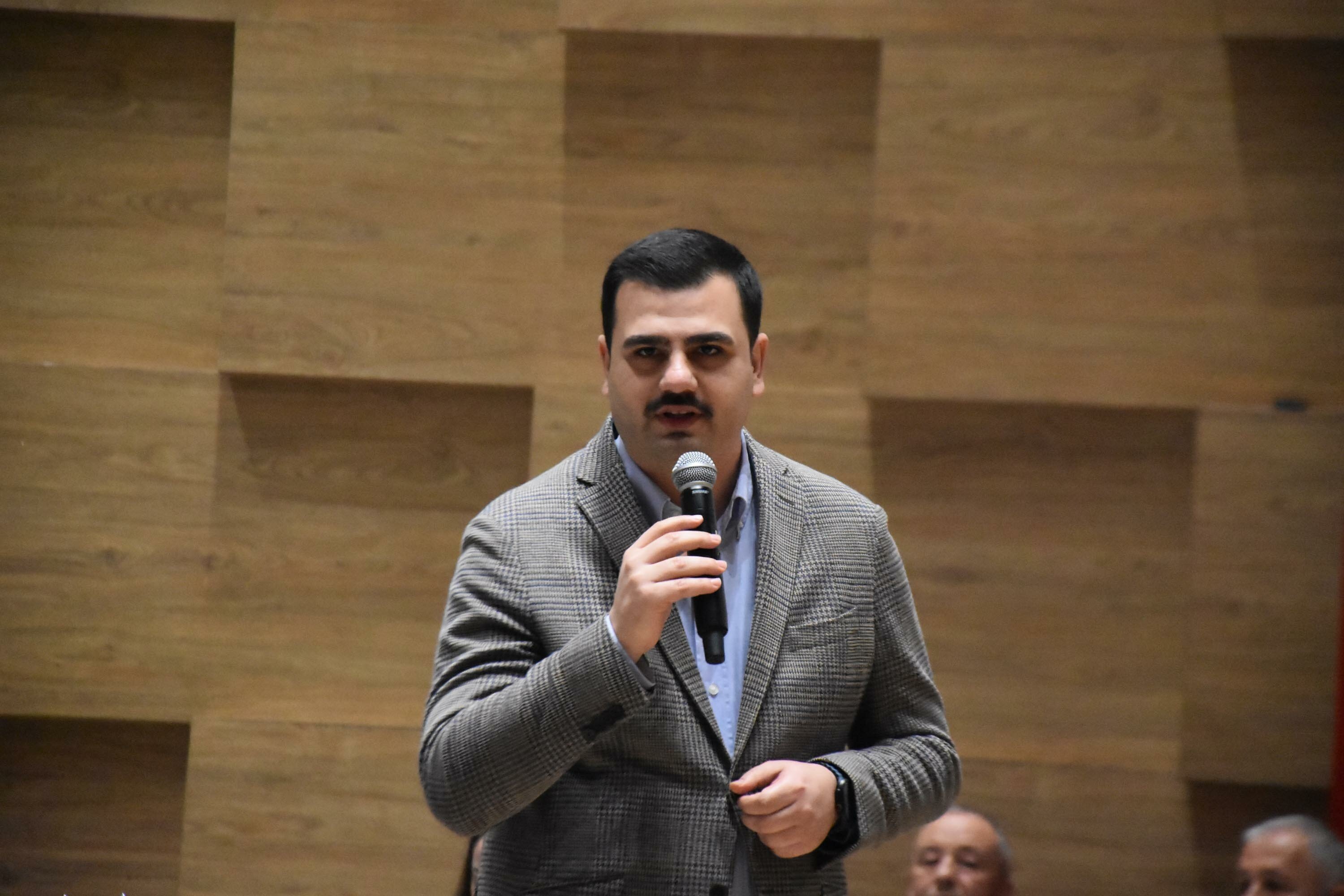 Eyyüp Kadir İnan konuşma yapıyor