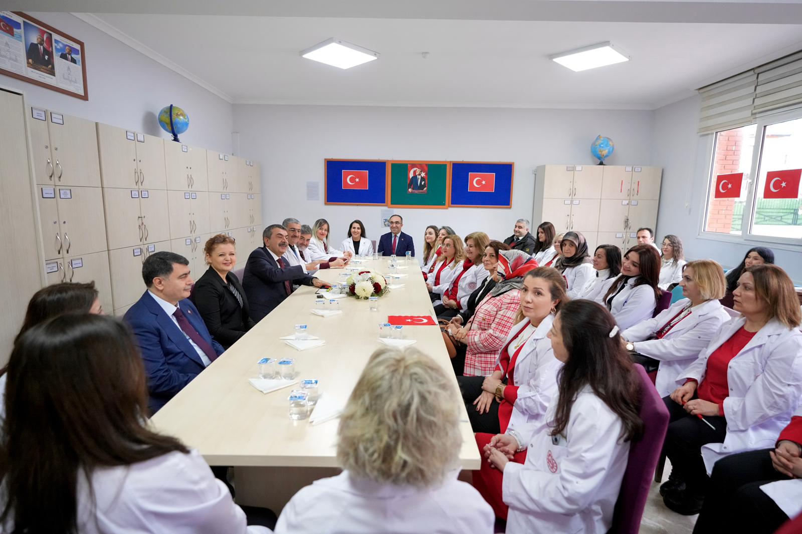 Bakan Tekin öğretmenlerle görüşüyor