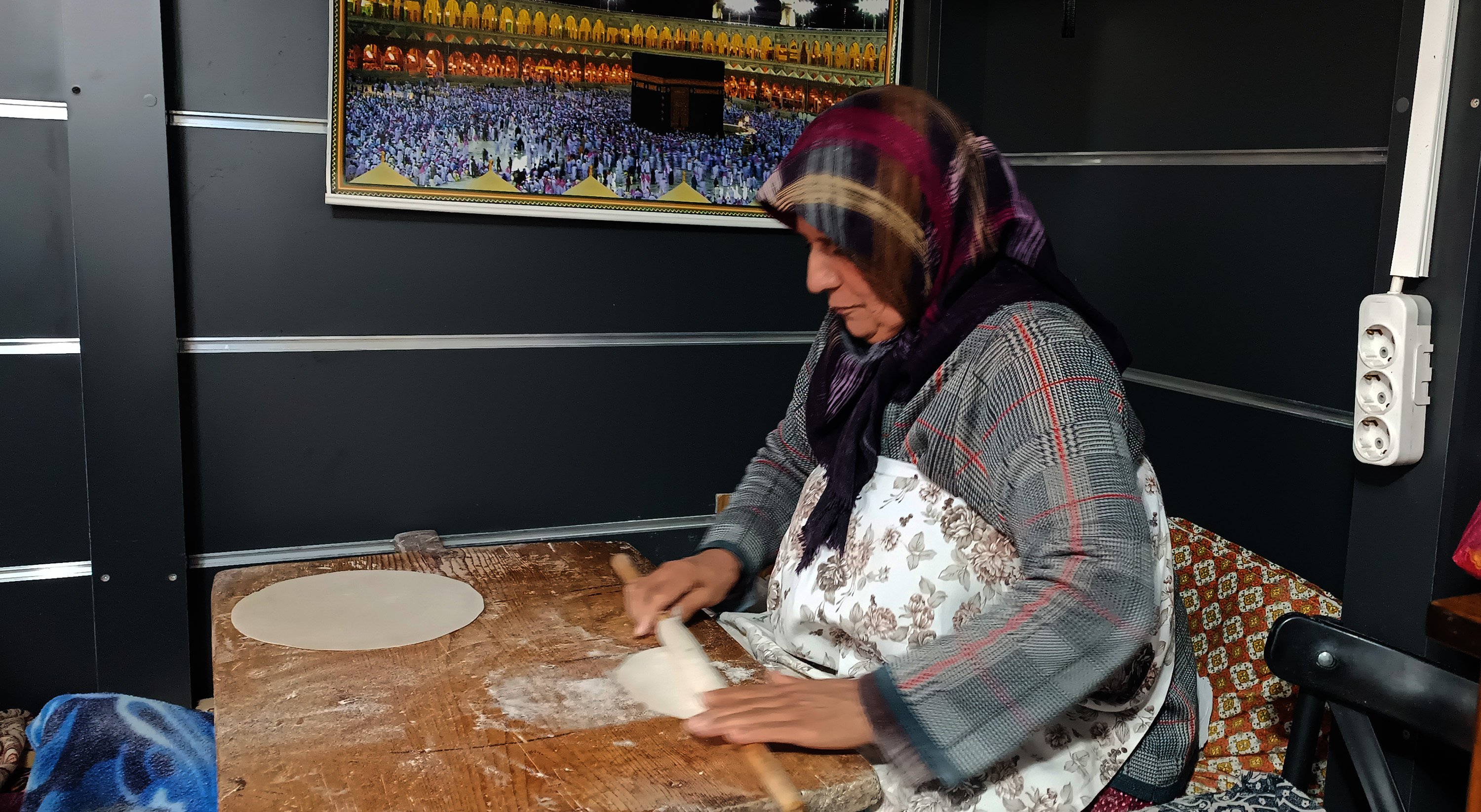 Depremzede kadınlar çalışırken