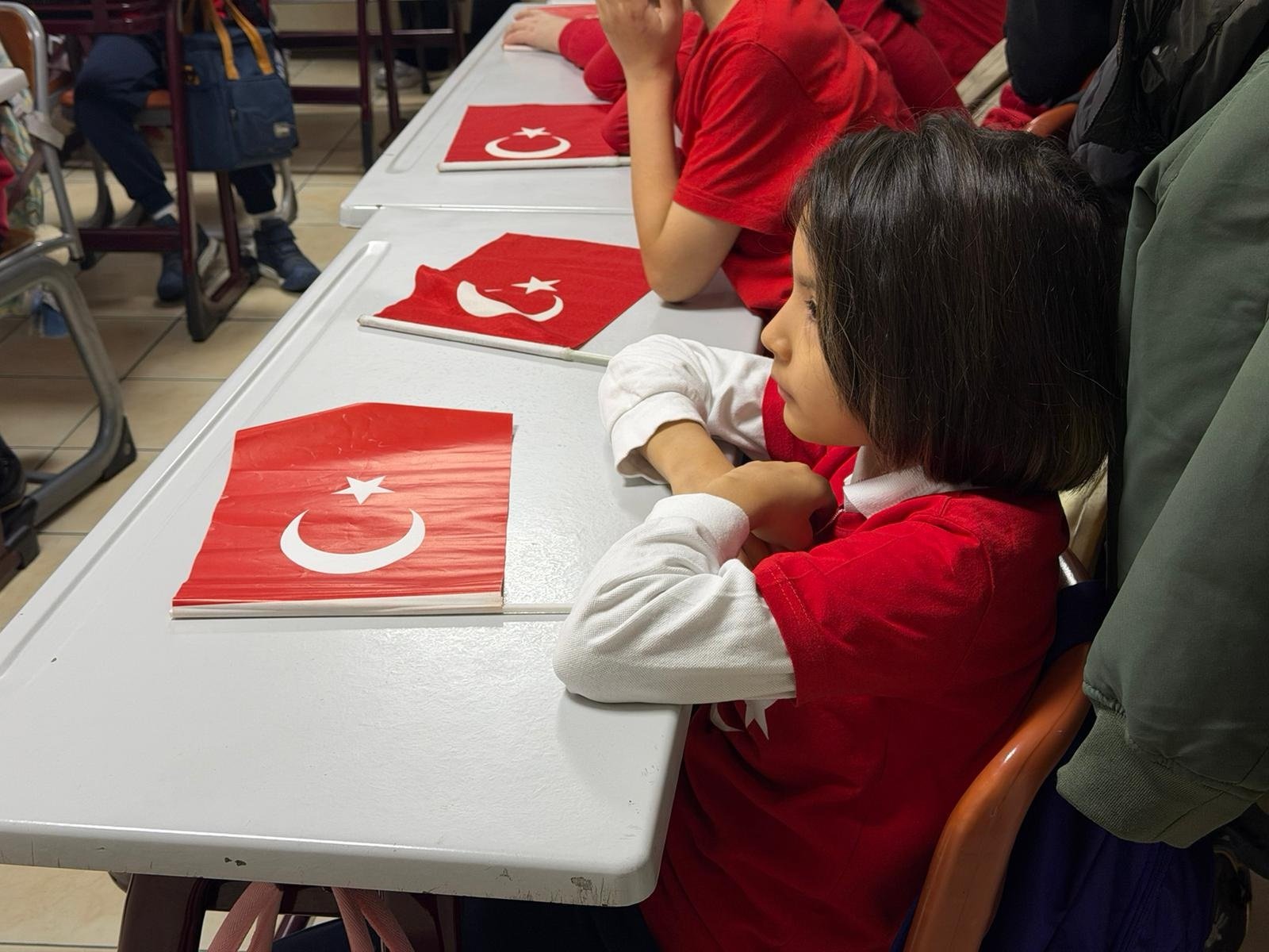 Öğrenciler Sınıfta Bayrak Temalı Etkinlikte