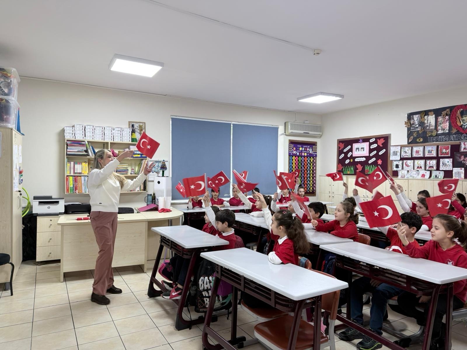 Öğrenciler Bayraklarla Okula Geliyor