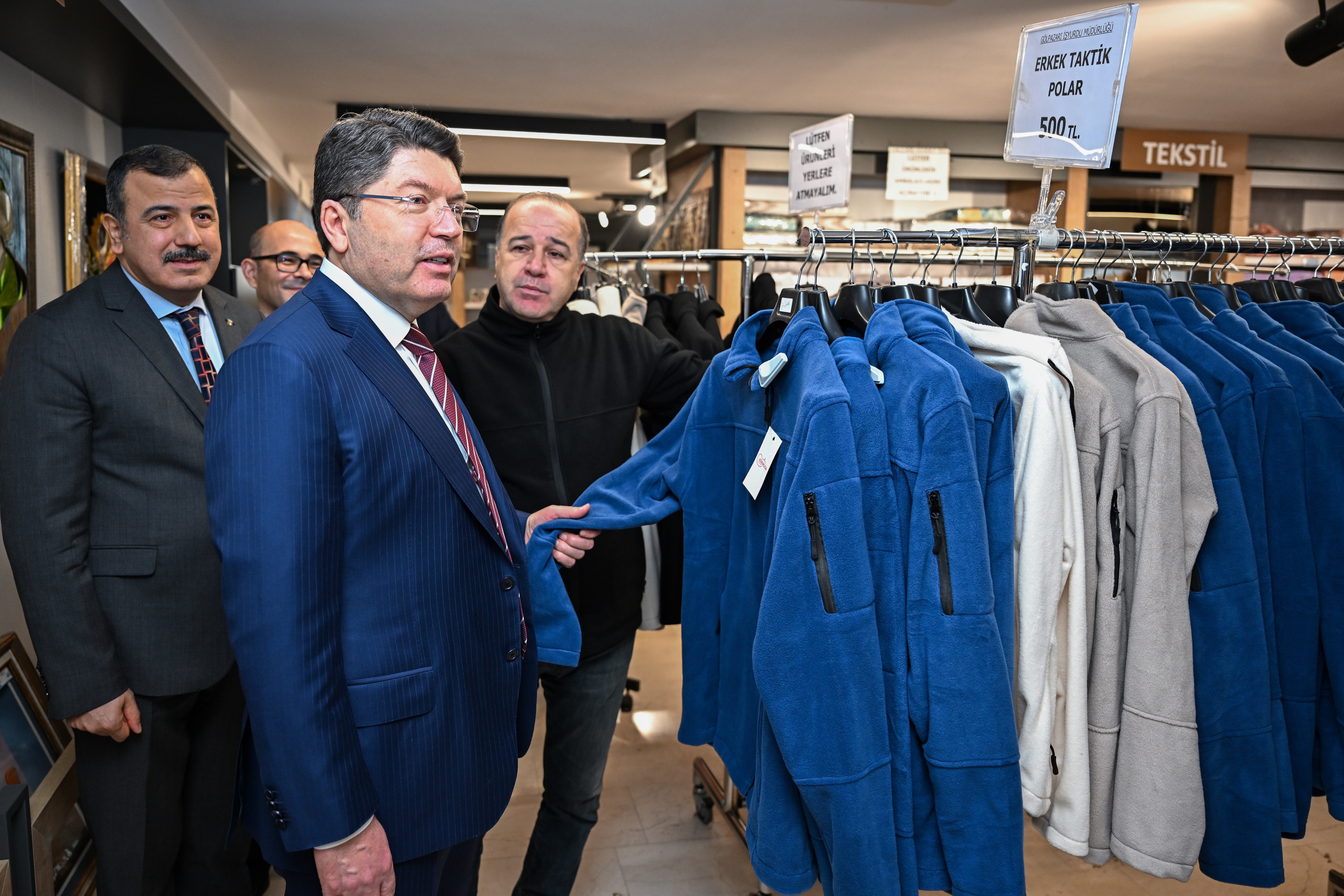 Adalet Bakanı Yılmaz Tunç mağaza ziyareti