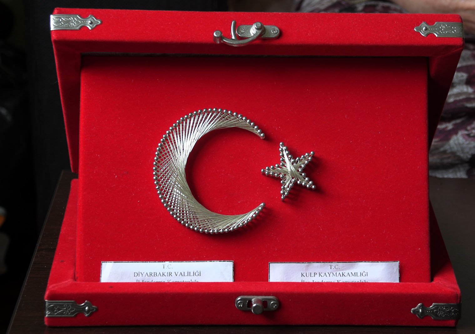 Hamide Kaldırım patik örüyor