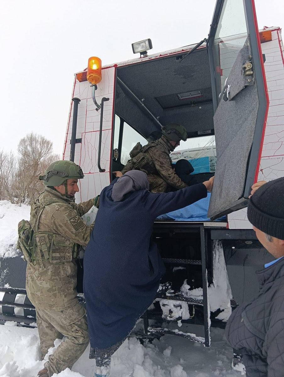 Hasta çocukların sağlık ekiplerine teslimi