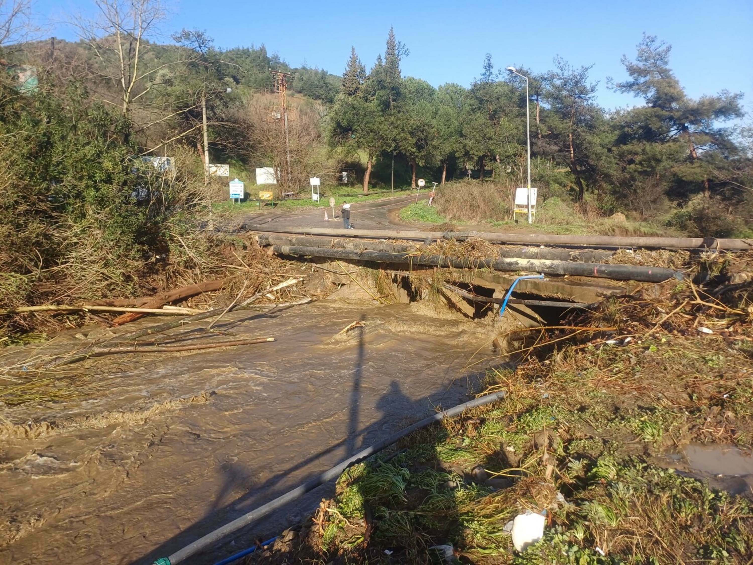 Salihli sel yollar kapandı