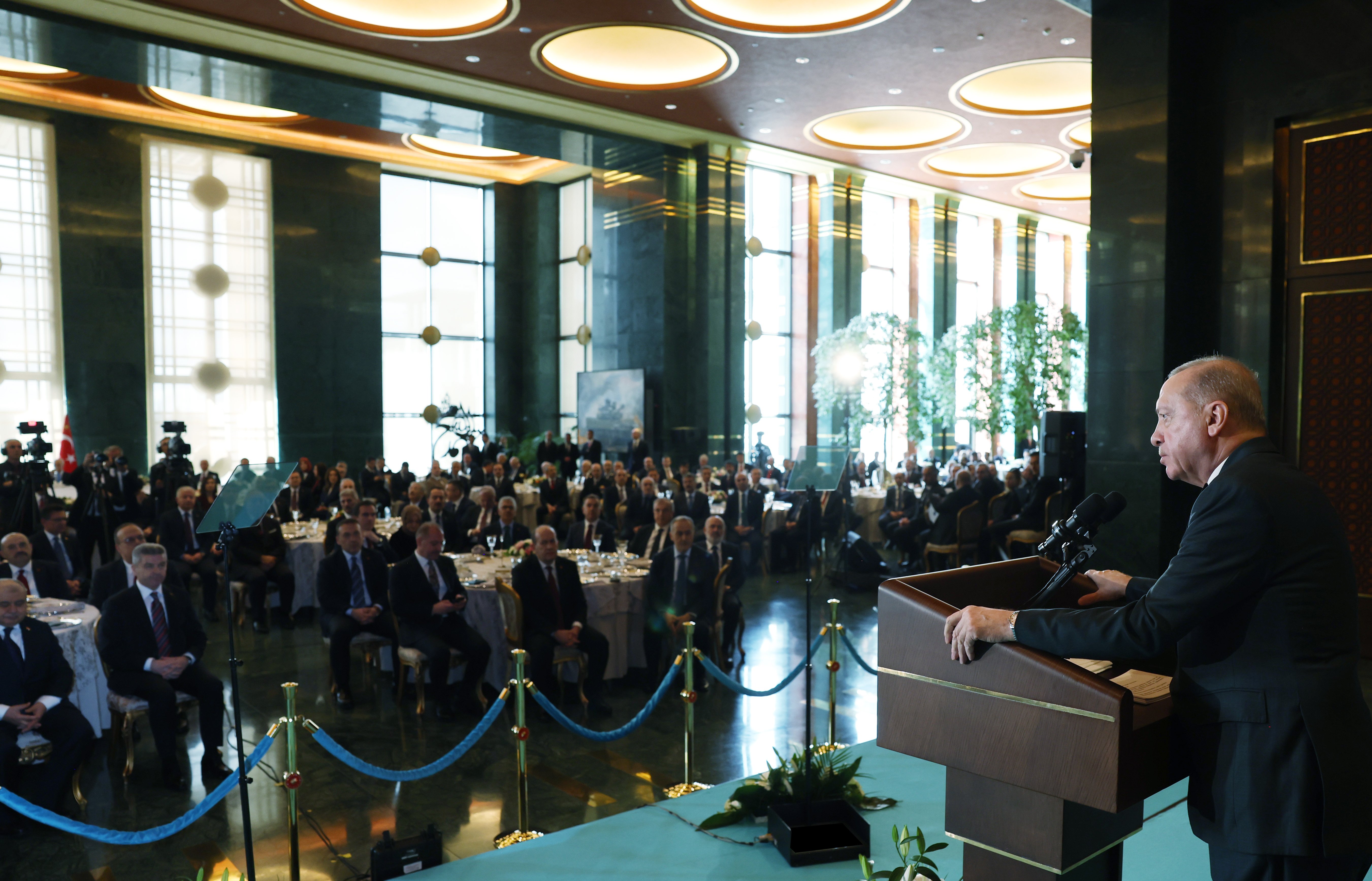 Cumhurbaşkanı Erdoğan ödül takdim ediyor