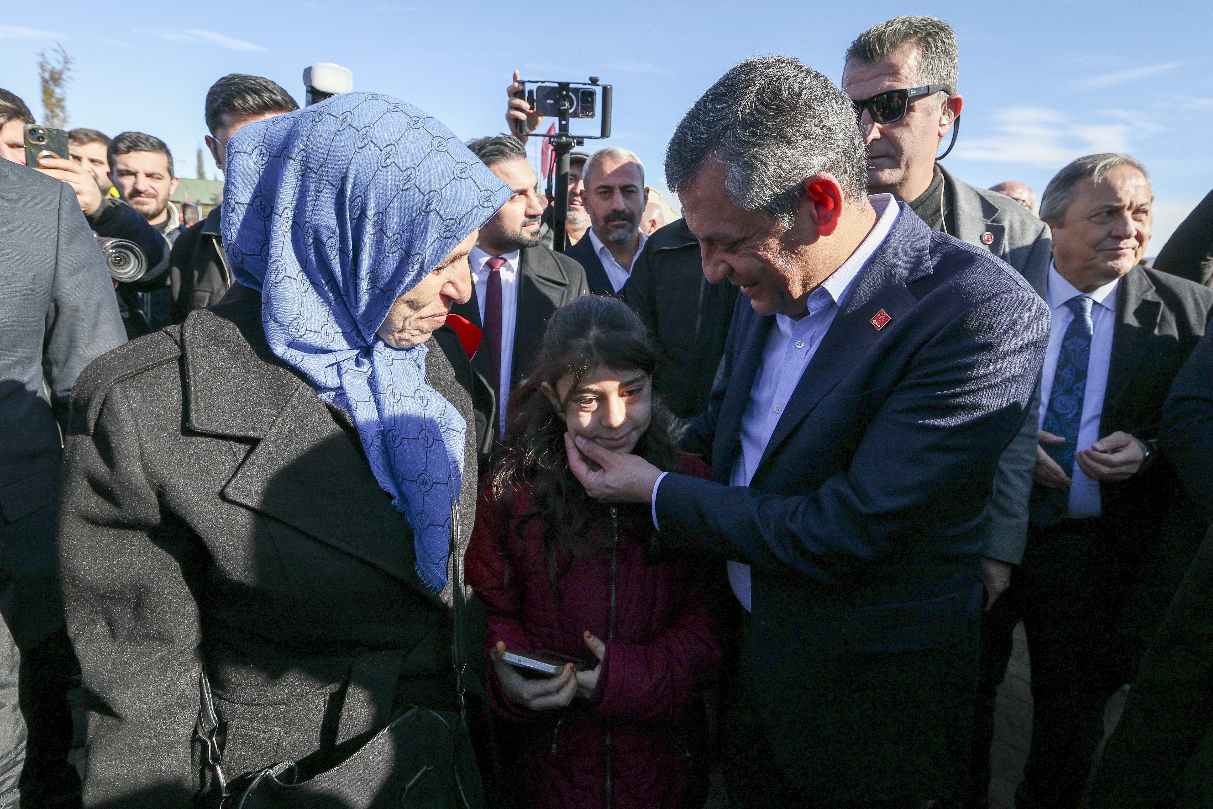 Özgür Özel Deprem Şehitliği Ziyareti