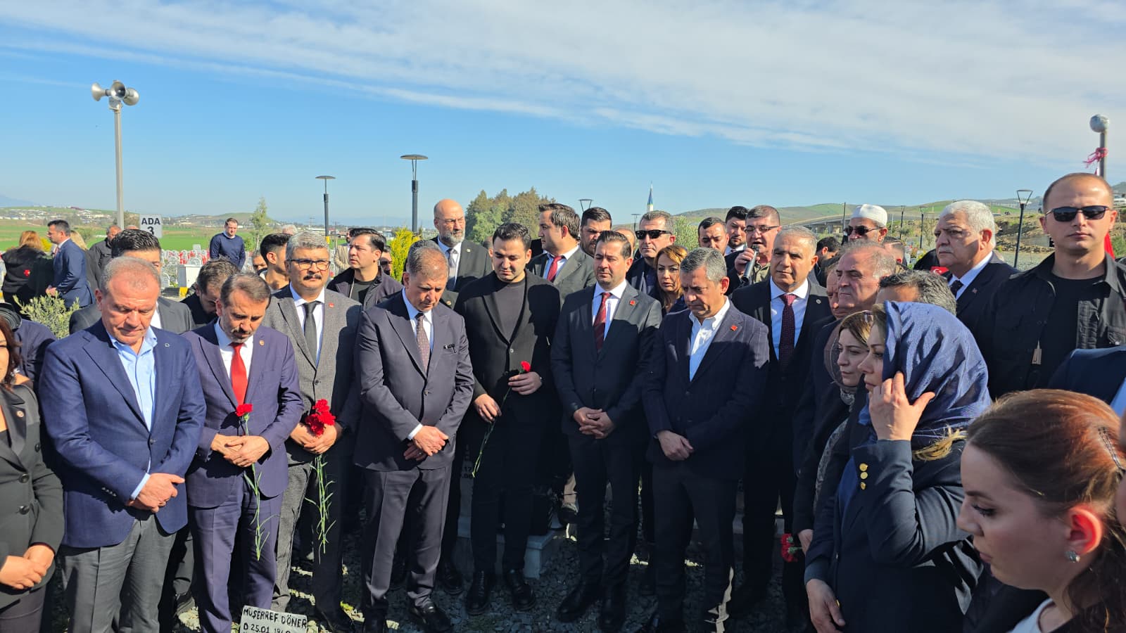 Özgür Özel Deprem Şehitleri İçin Dua Ediyor