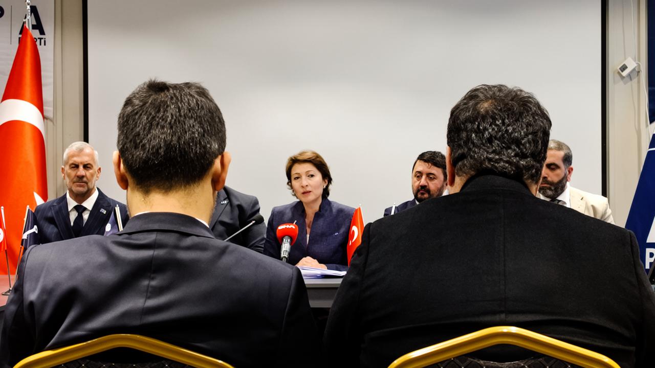 Basın mensupları toplantıyı takip ediyor