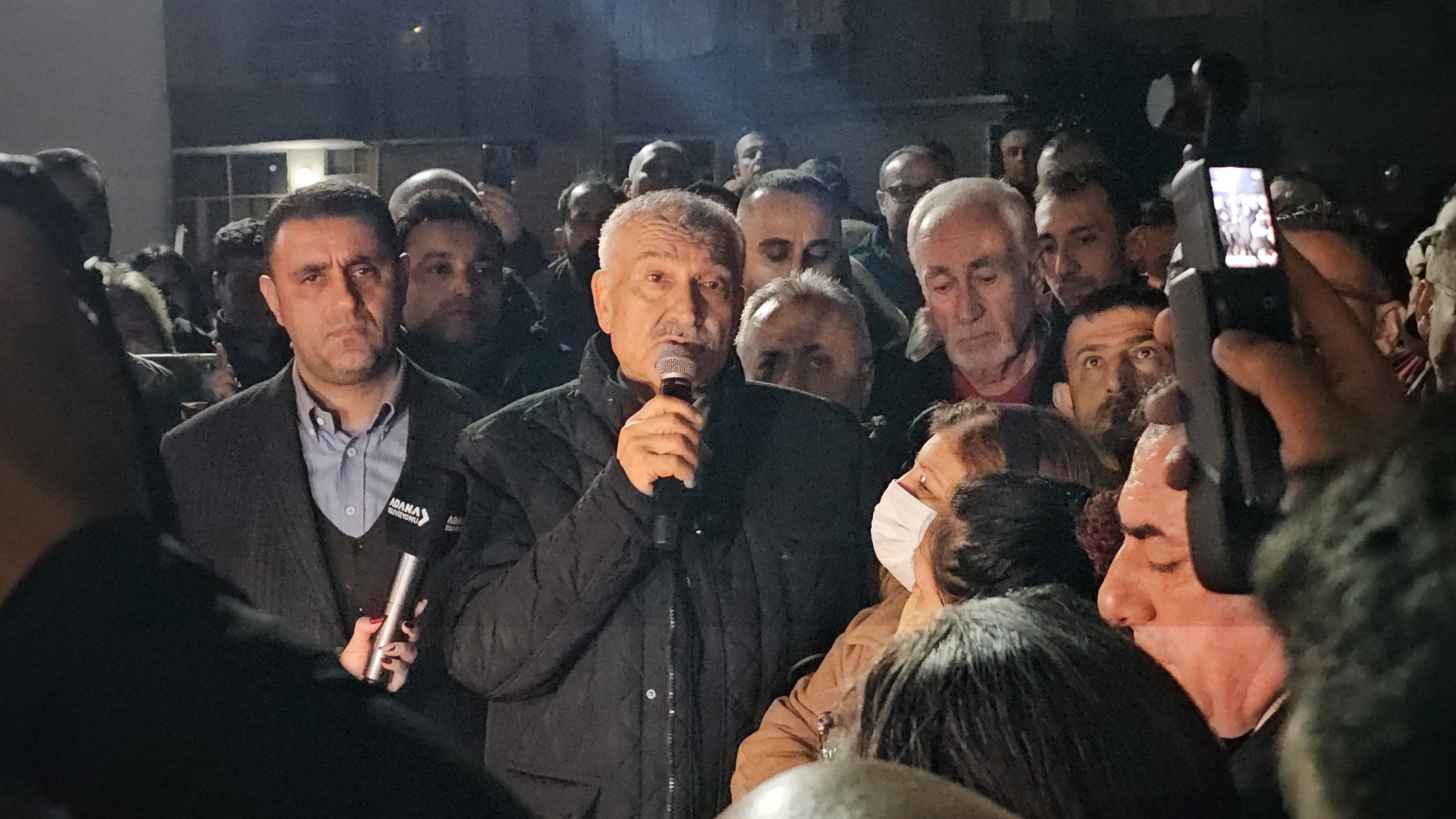 Adana Alpargün Apartmanı anma töreni karanfil