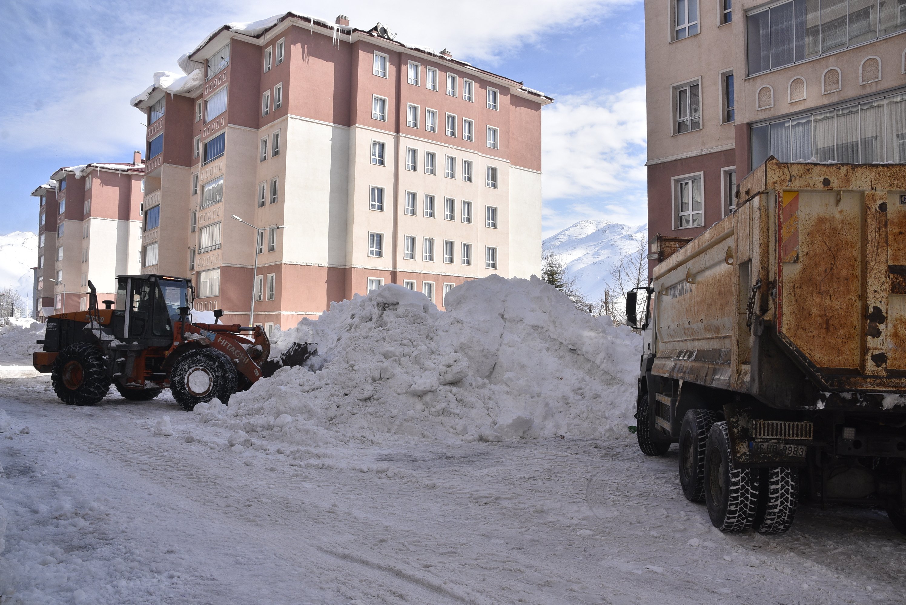 Bitlis köy yolu kar temizleme çalışması iş makinesi