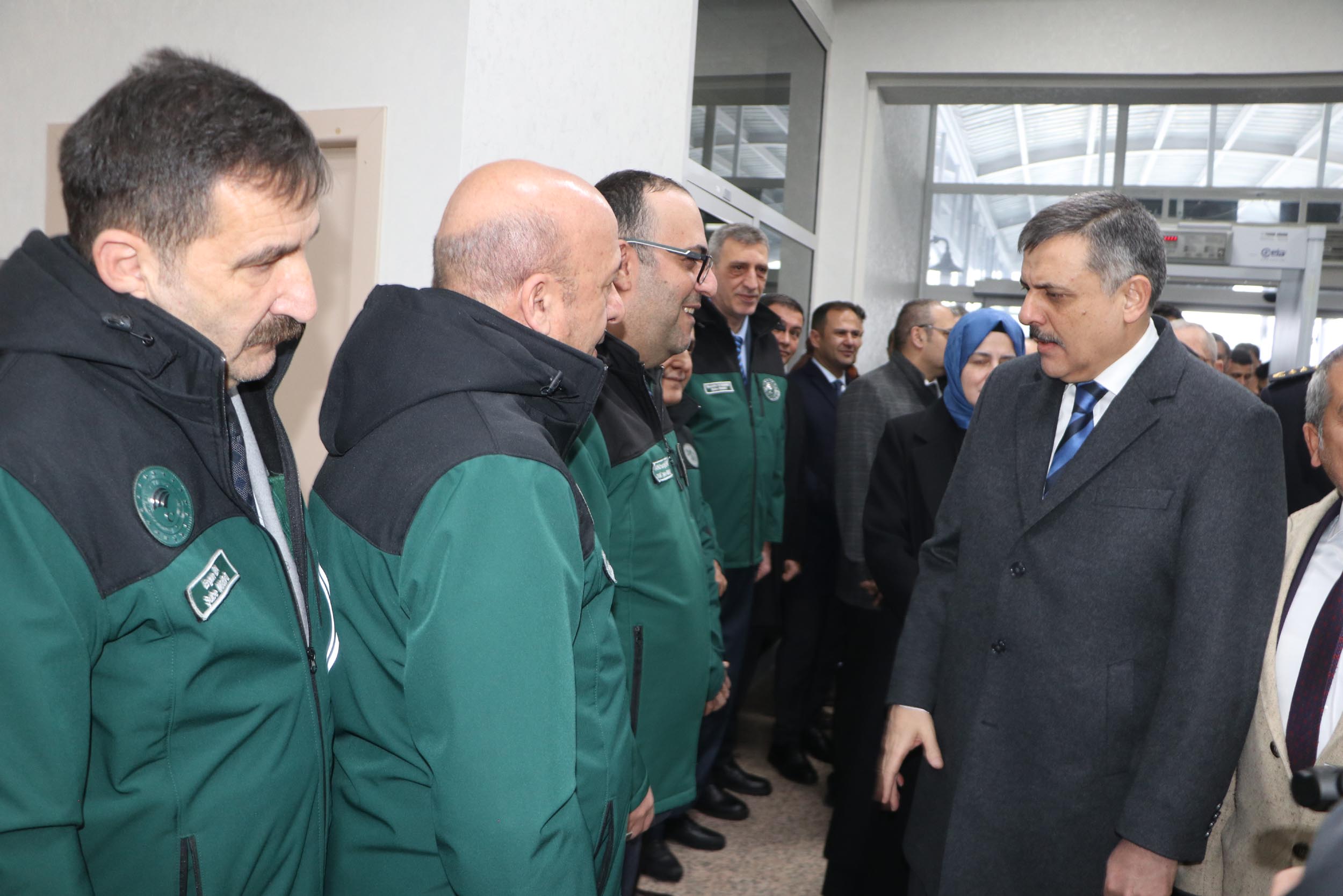 Mustafa Çiftçi havalimanında konuşma yapıyor