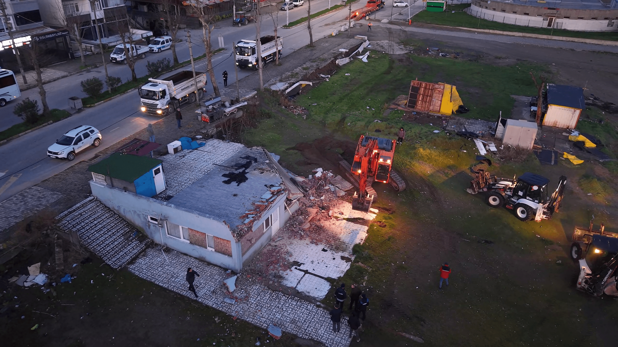 Karasu Belediyesi ekipleri yıkımda