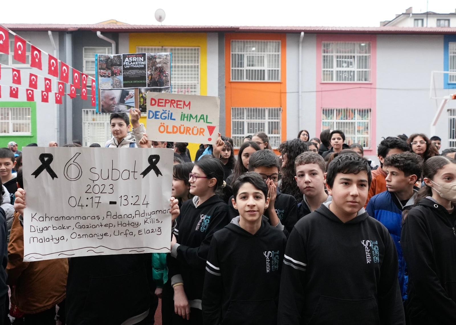 Okul Bahçesinde Anma