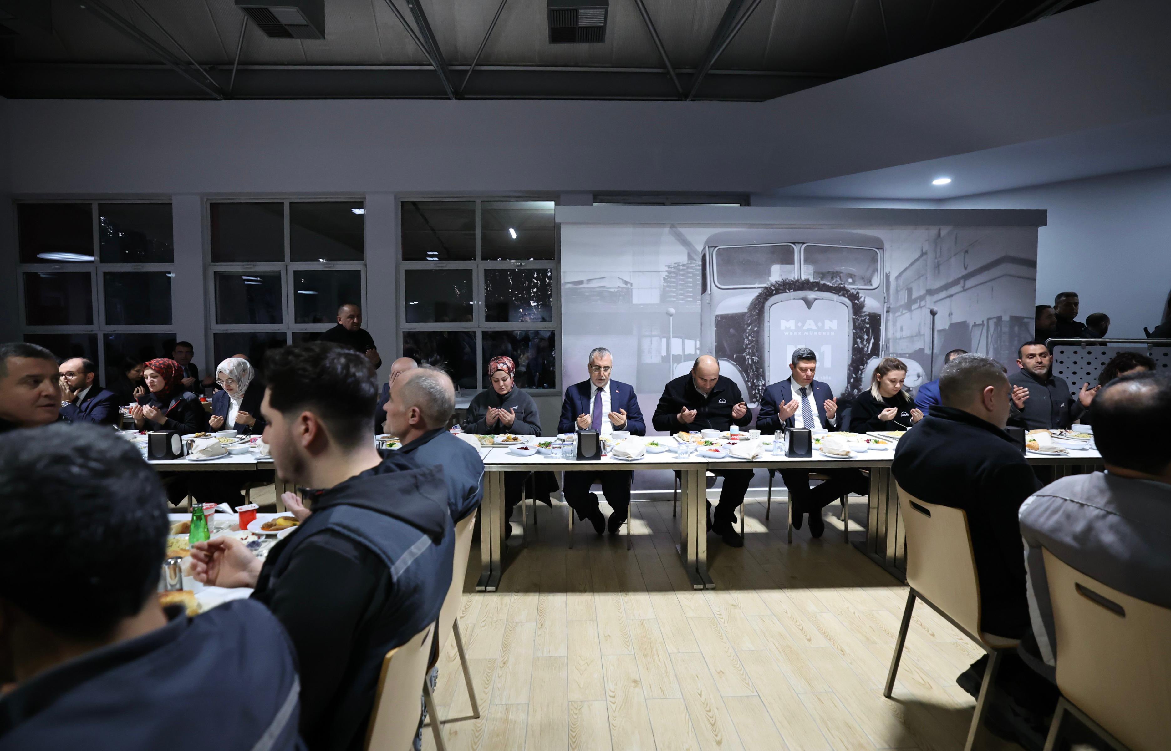 Bakan Işıkhan İşçilerle İftar Sofrası