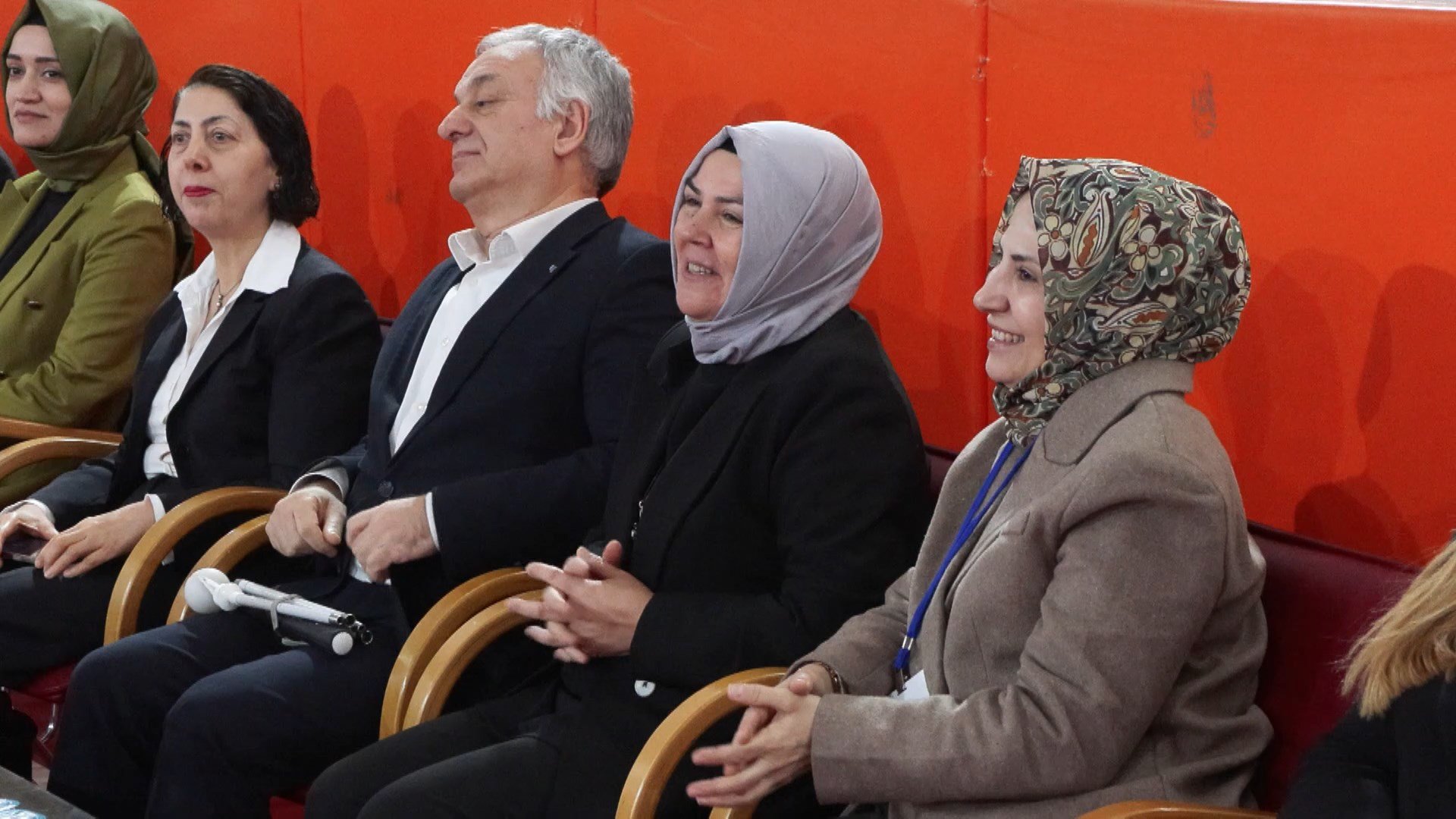 Suna Tarhan konuşma yapıyor