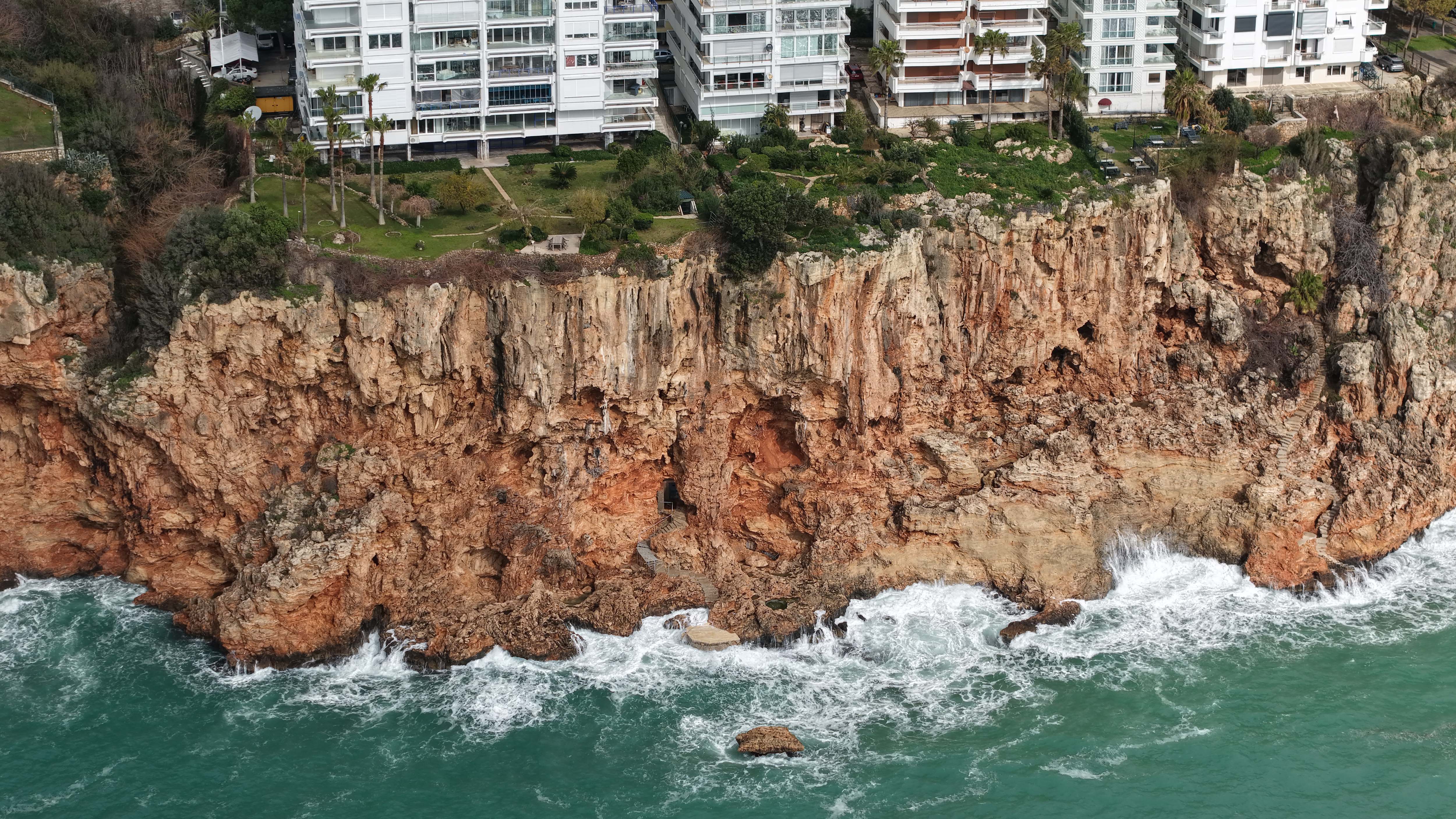 Antalya Falezleri Kaçak Baraka